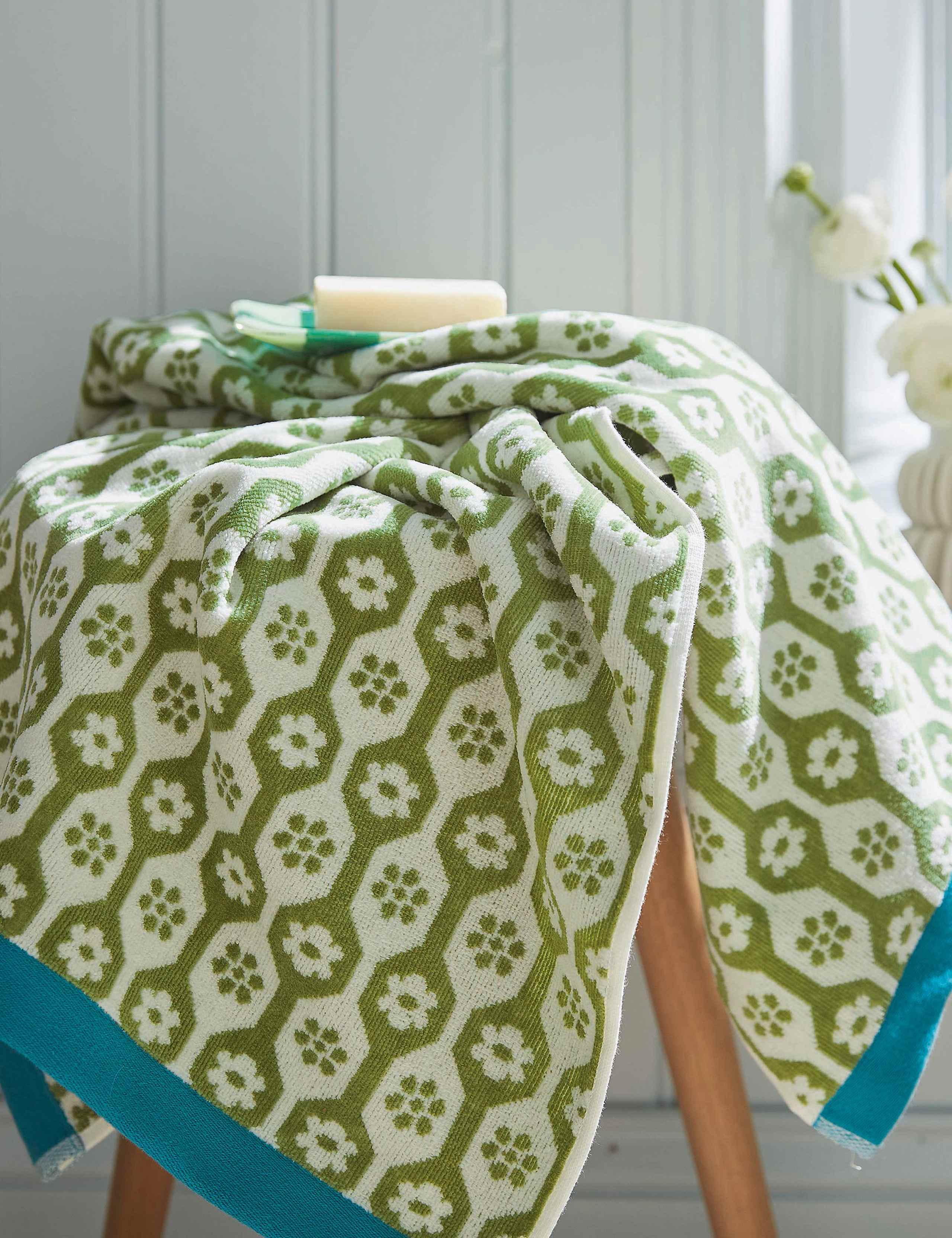 Land & Shore pure cotton daisy towel, UK version