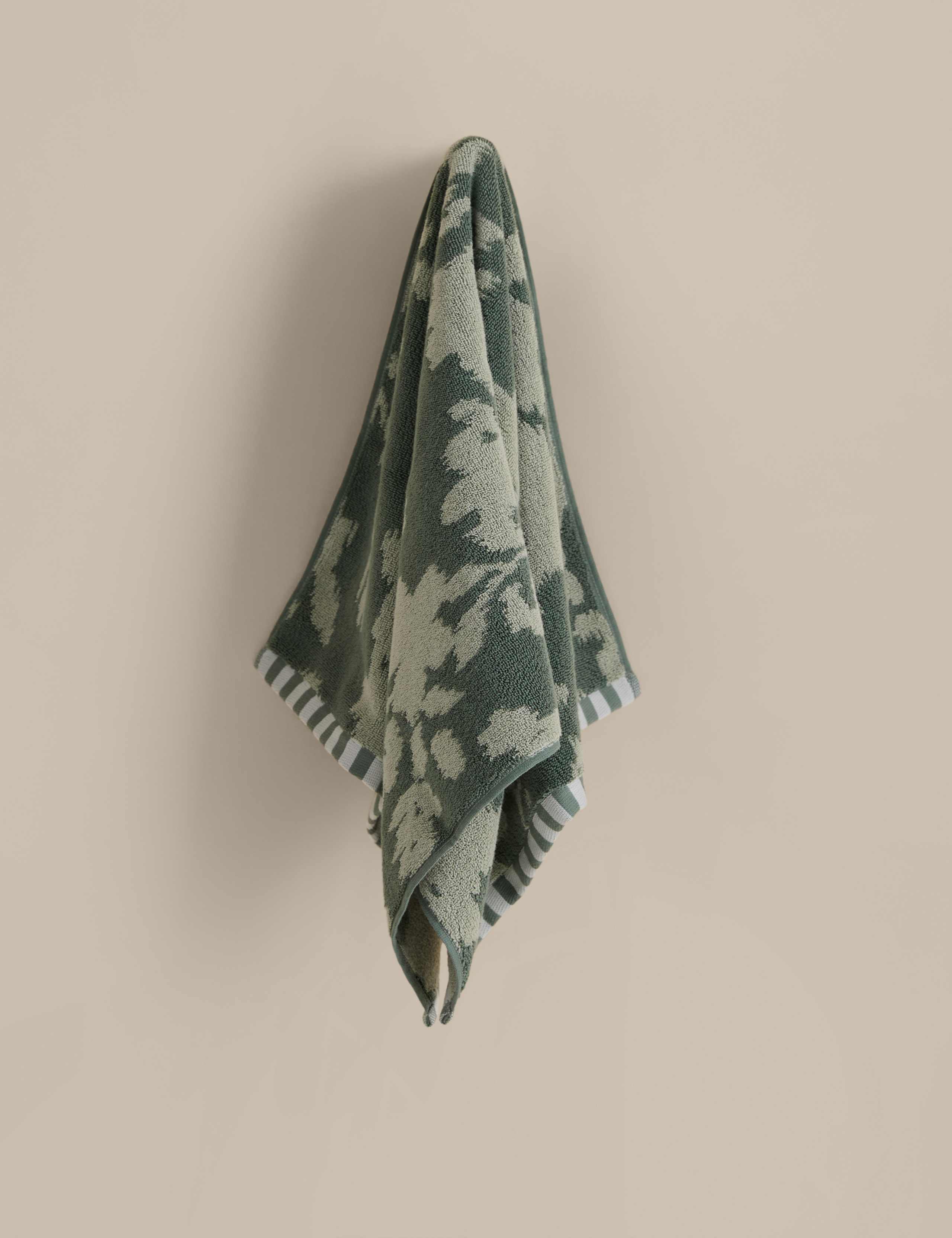 Floral towel in pure cotton 550 GSM British brand