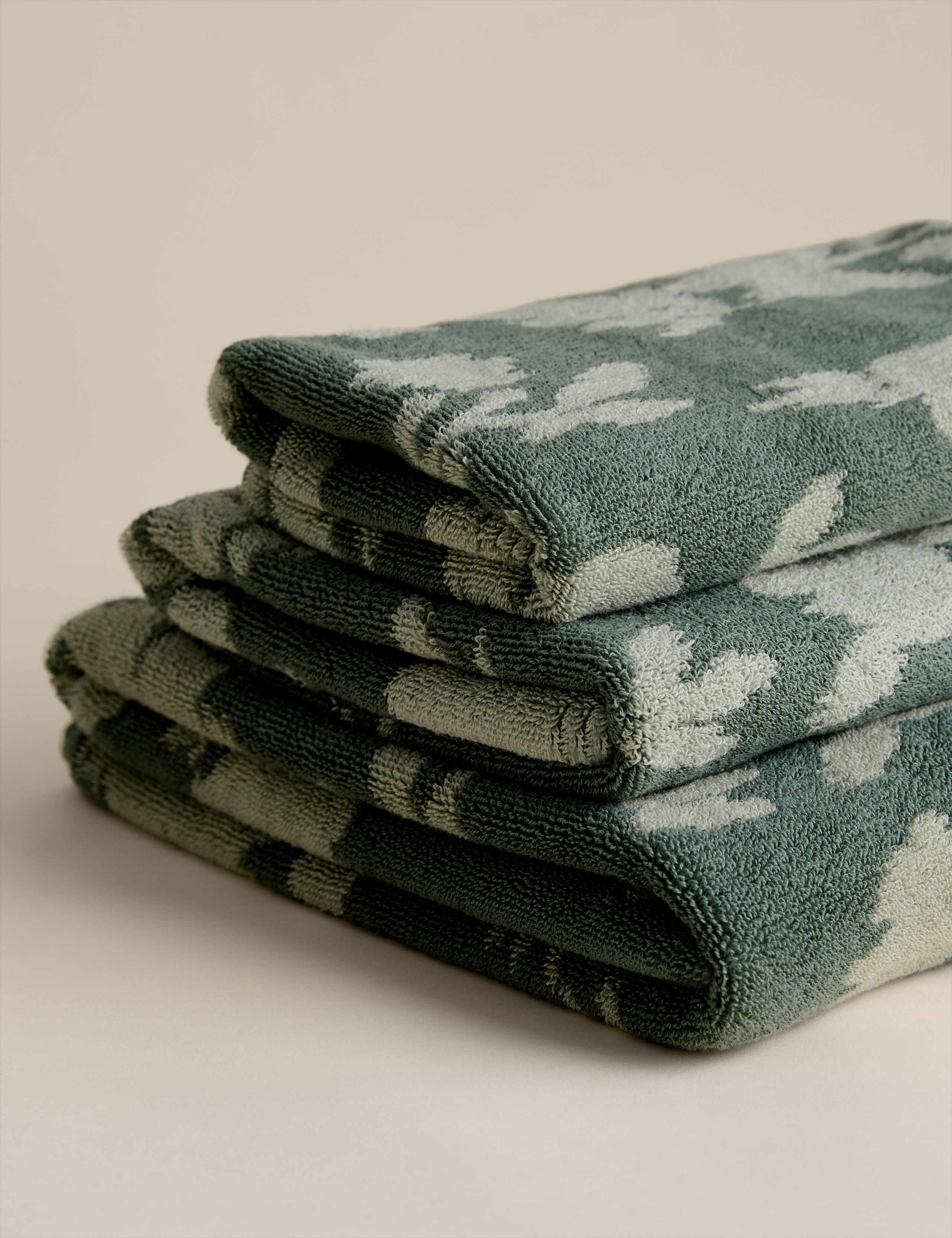 Floral towel in pure cotton 550 GSM British brand
