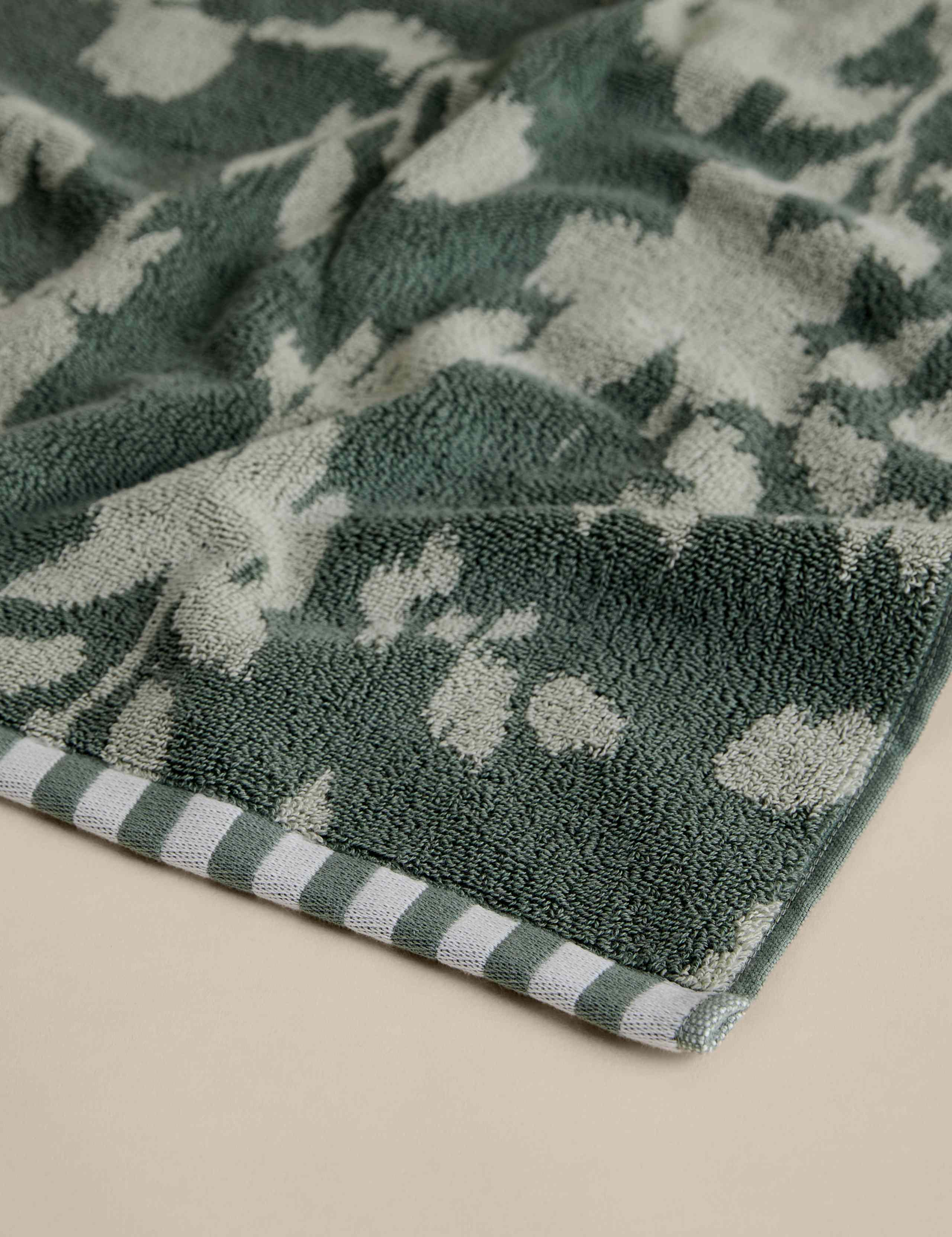 Floral towel in pure cotton 550 GSM British brand