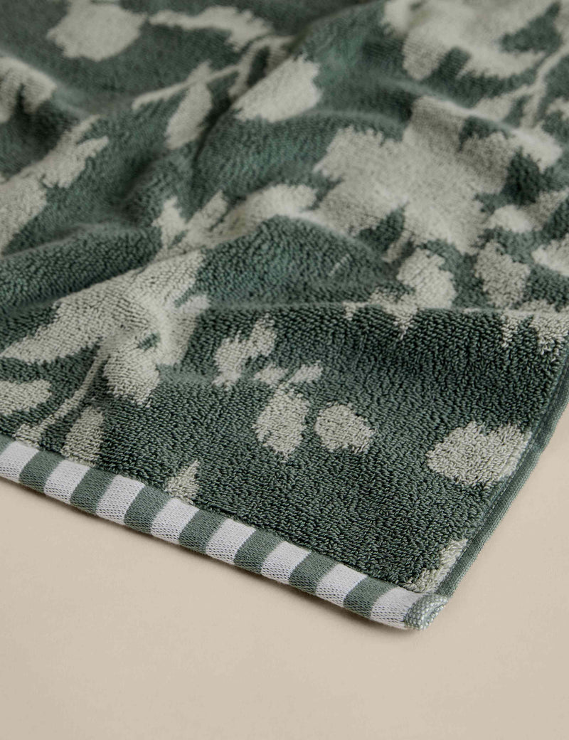 Floral towel in pure cotton 550 GSM British brand
