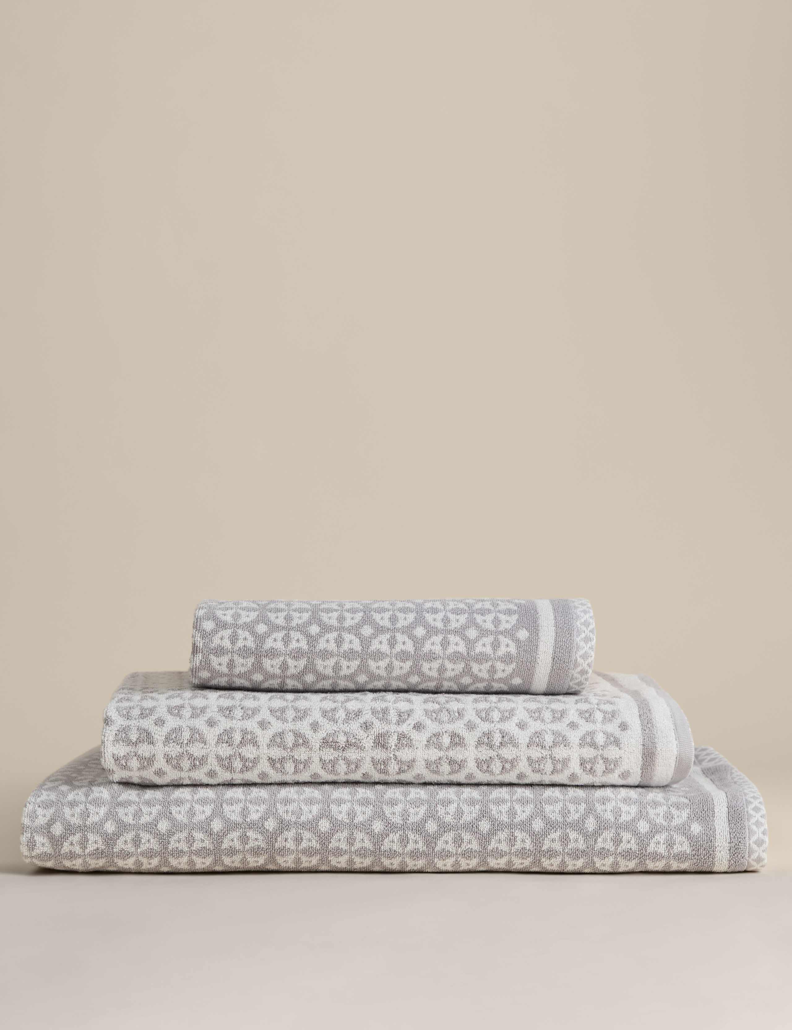 Pure cotton geometric circle bath towel, imported from the UK