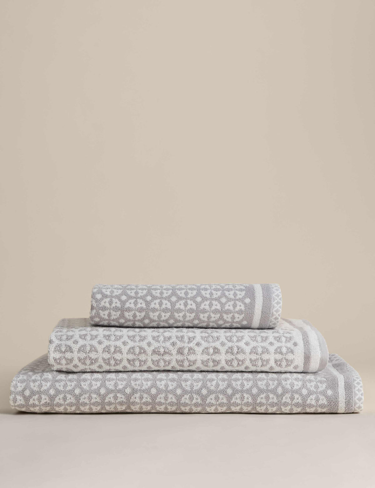 Pure cotton geometric circle bath towel, imported from the UK