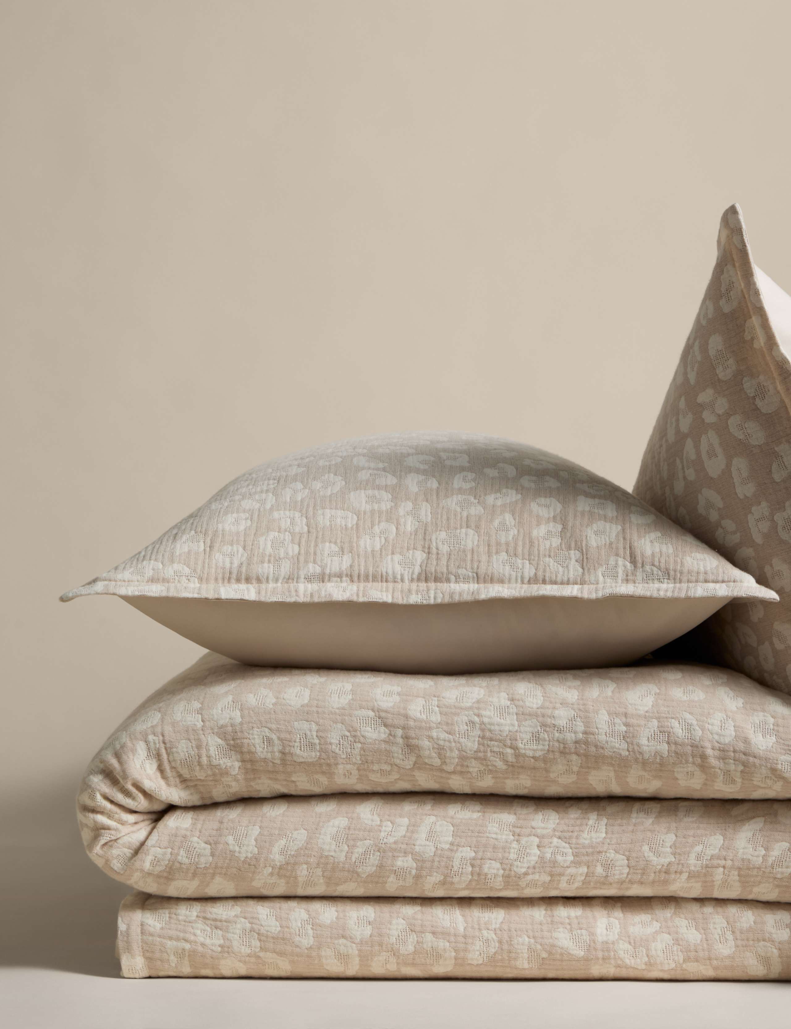 Pure cotton leopard jacquard bedding set with StayNew technology, UK version