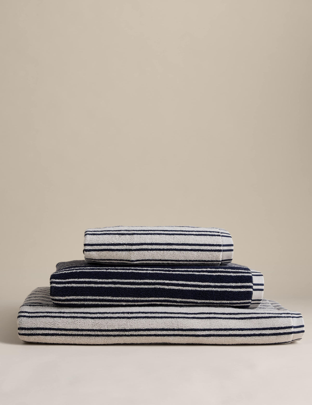 Pure cotton narrow stripe towel 500 GSM, UK version