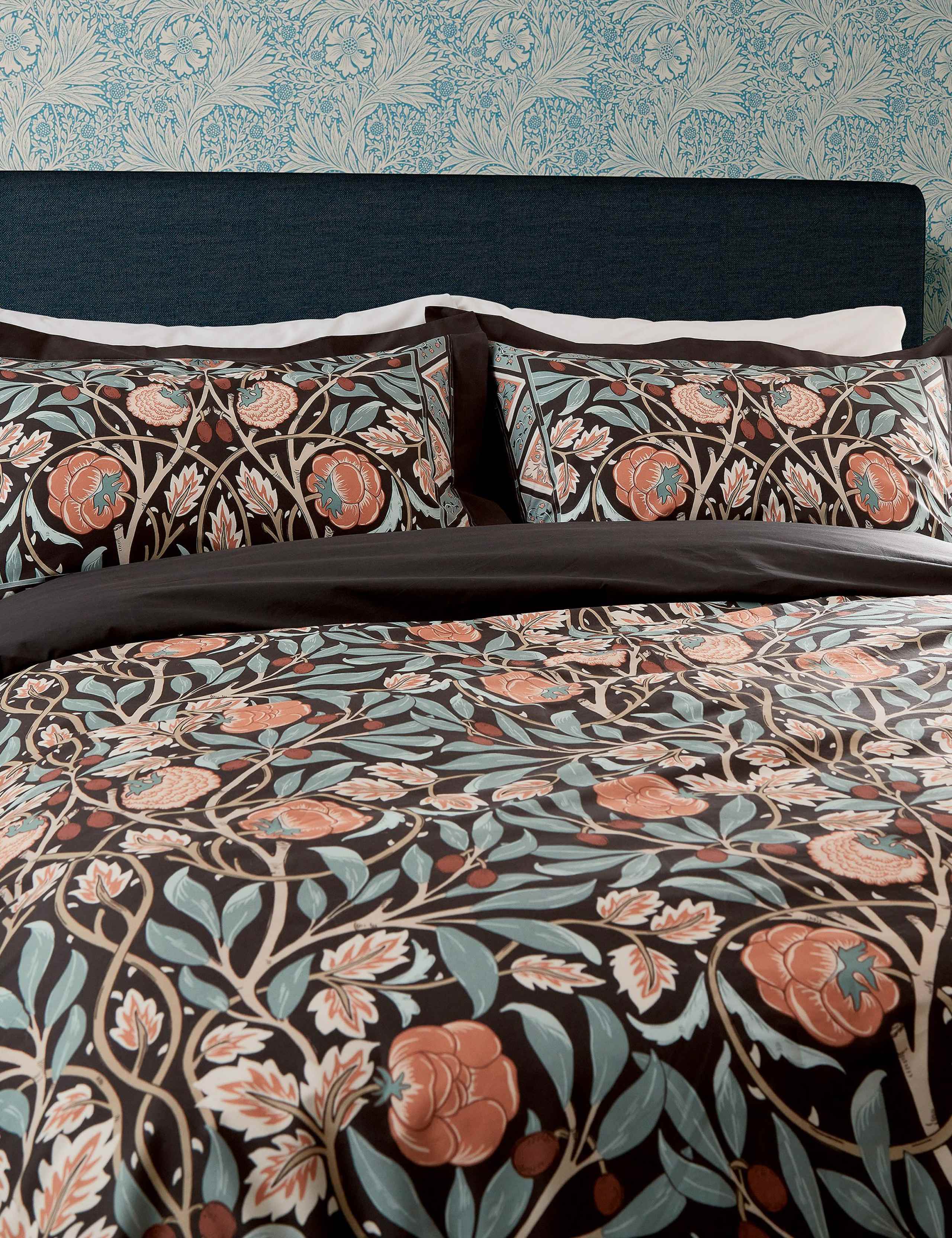 Morris & Co Olive and Rose bedding set, UK version