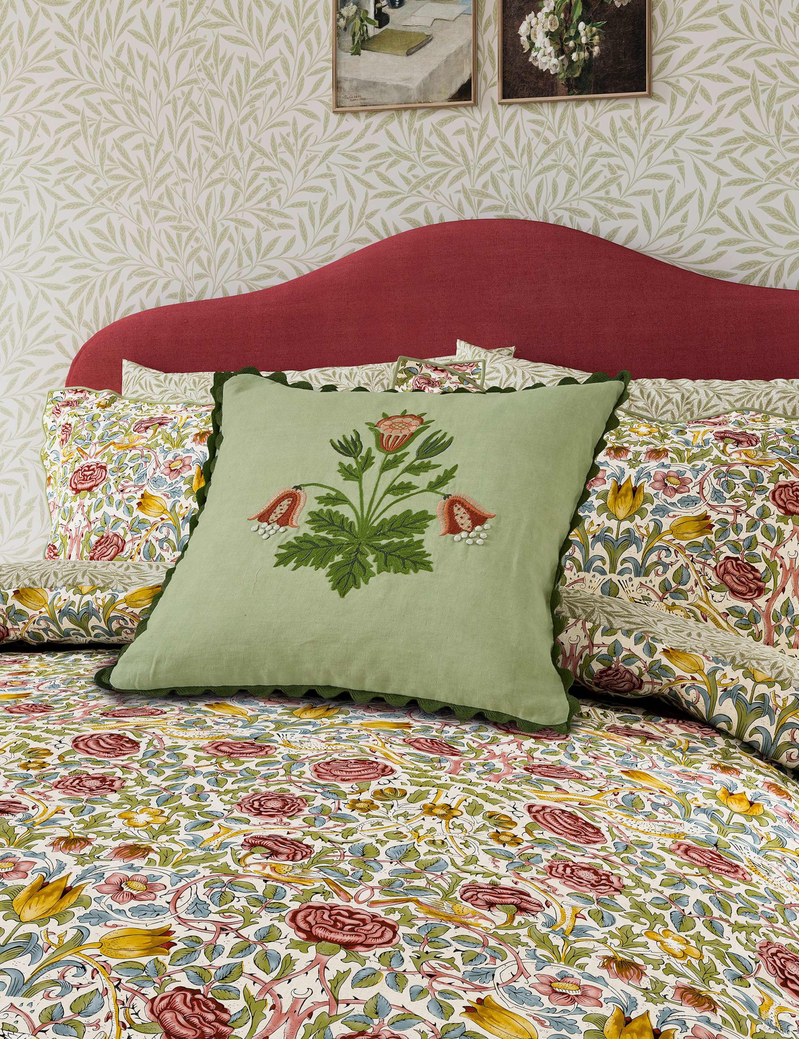 Morris & Co rose bedding set, imported from the UK