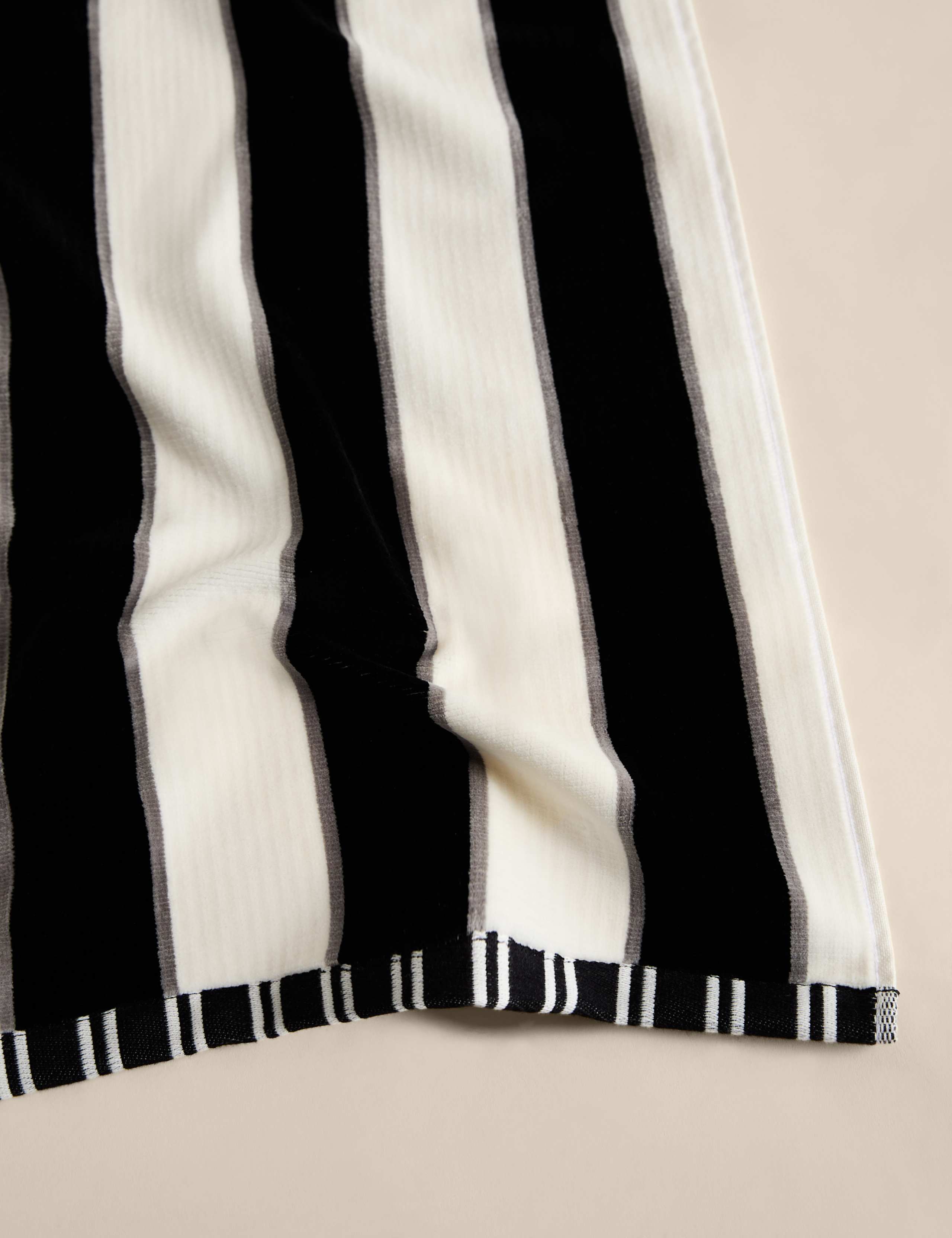 Pure cotton sand resistant beach towel, UK version