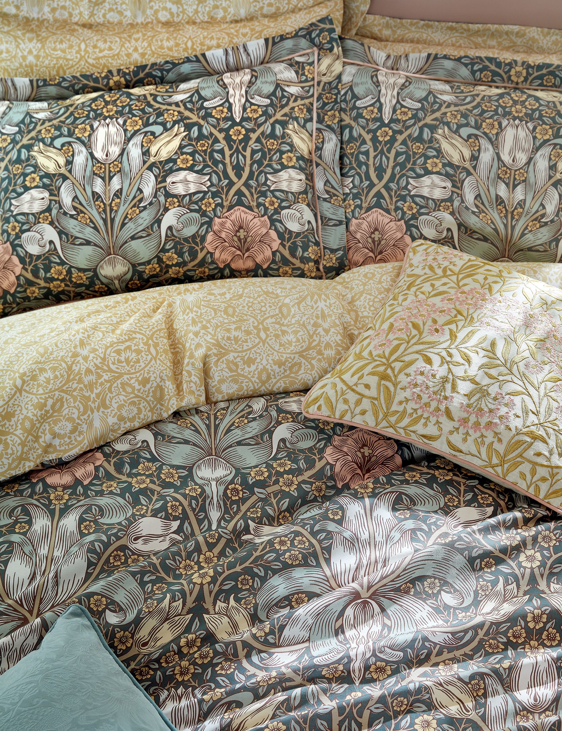 William Morris Spring Thicket bedding set, UK version