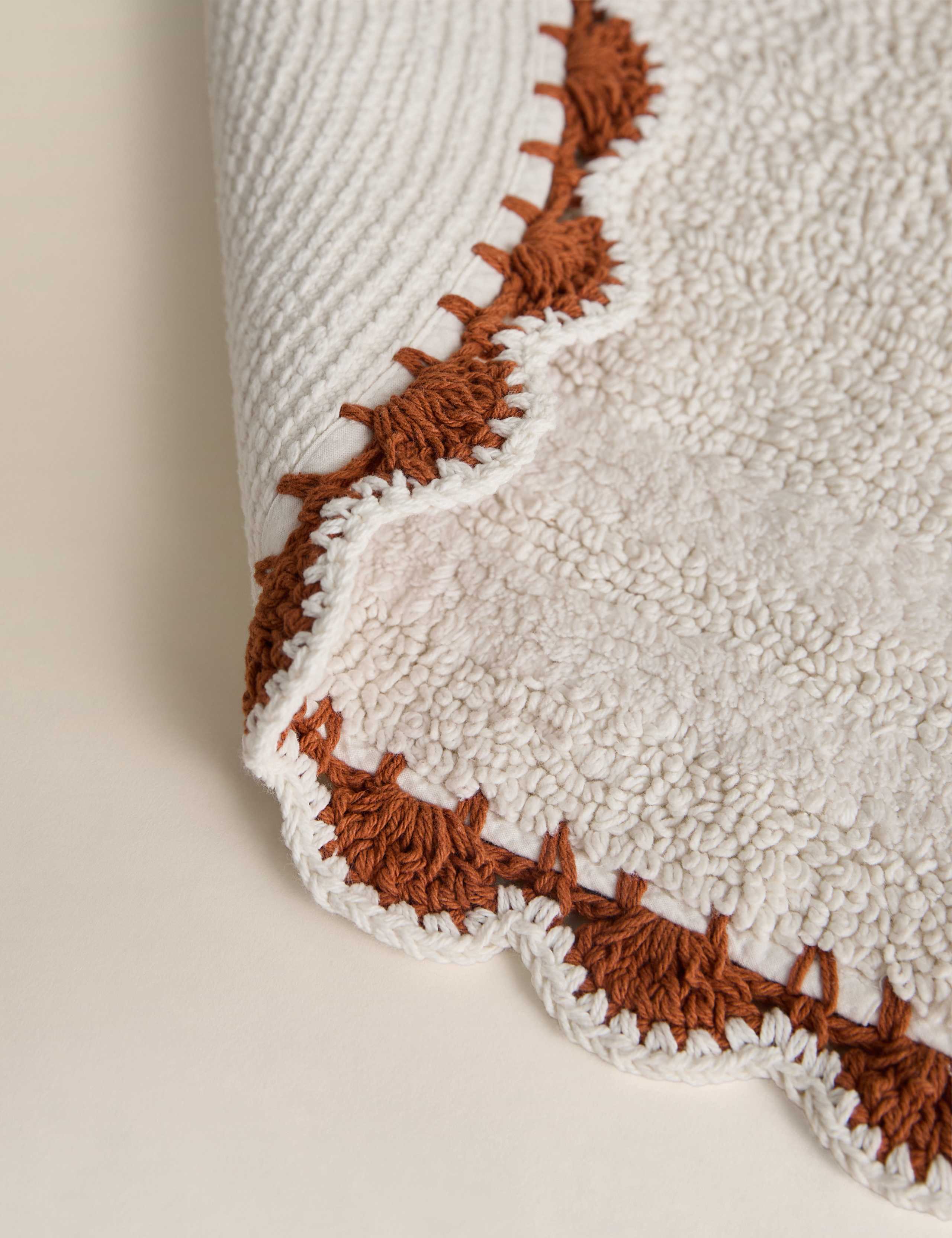 Pure cotton scallop oval bath mat 80cm, UK version