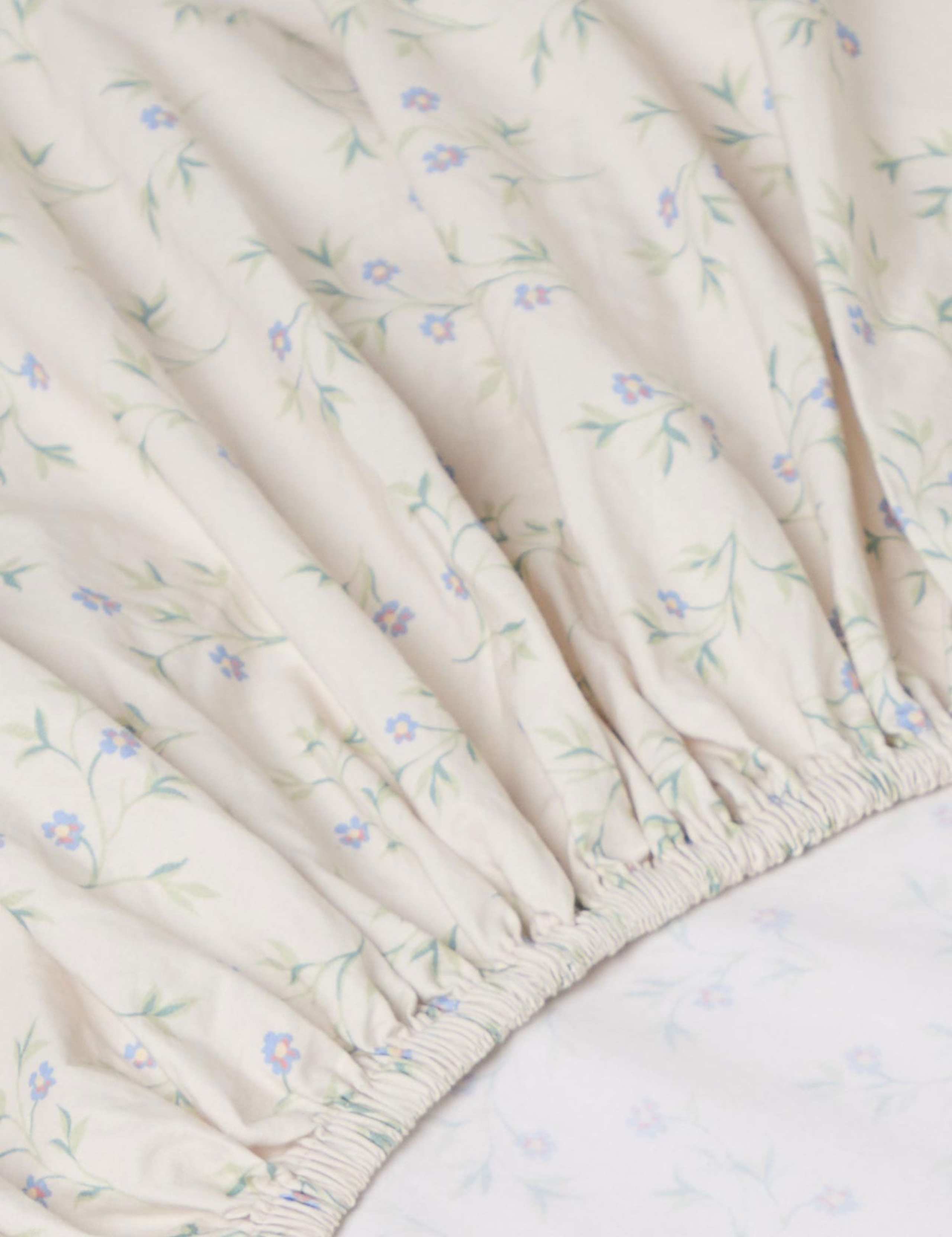 Piglet in Bed Spring Sprig fitted sheet - British product