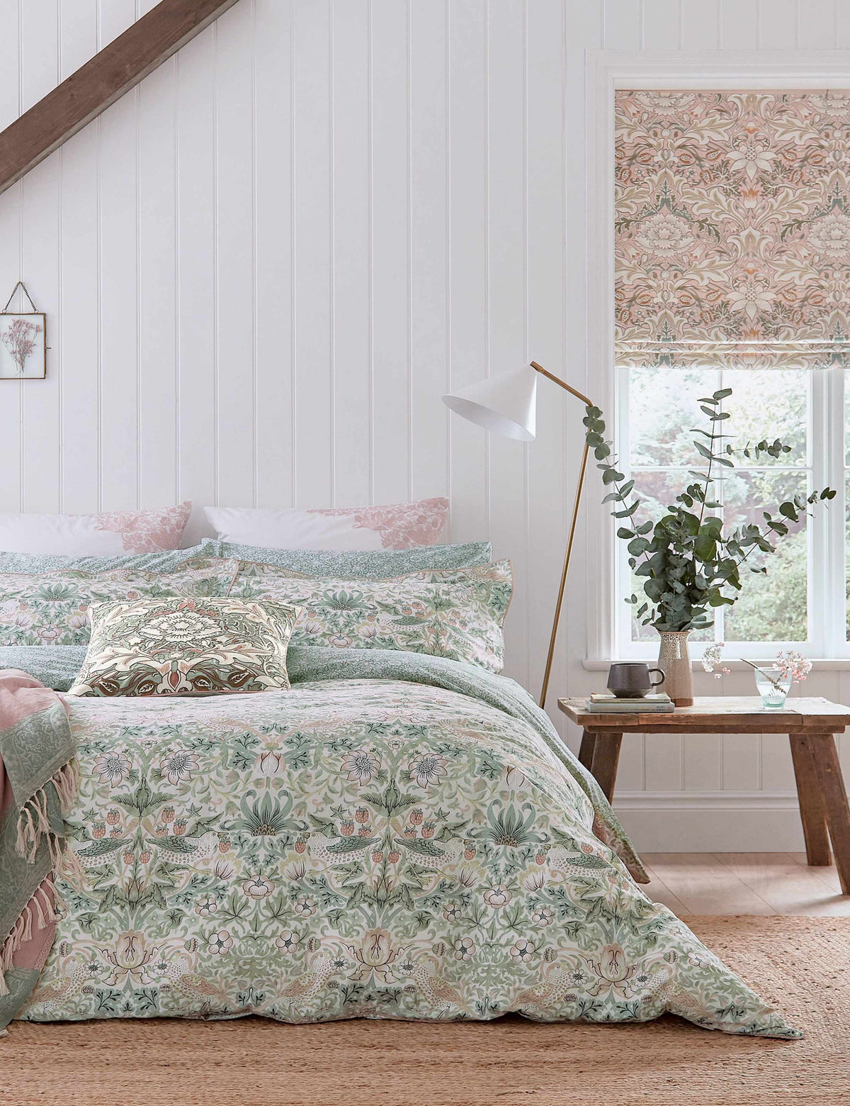 Morris & Co Strawberry Thief Cochineal bedding set (British brand)