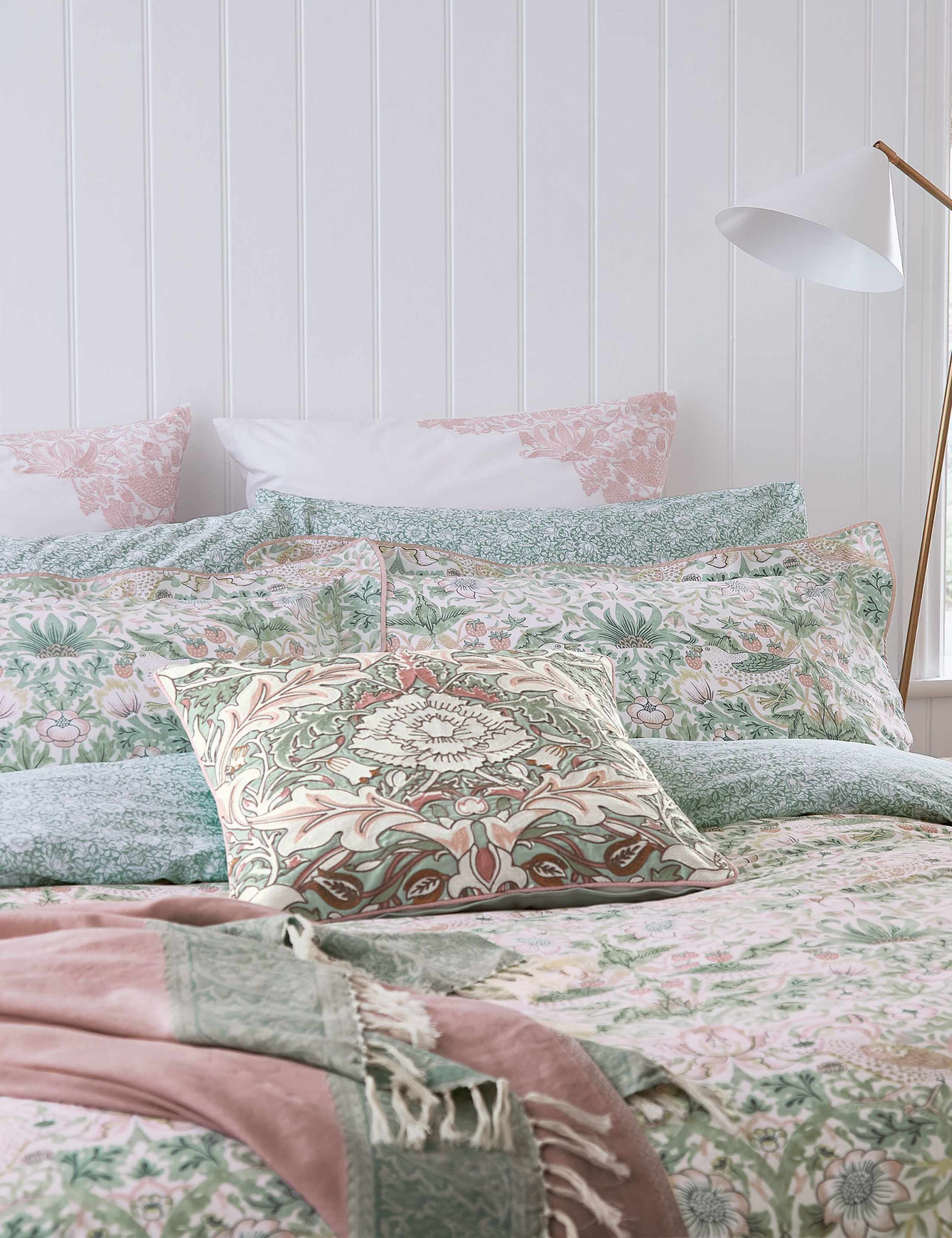 Morris & Co Strawberry Thief Cochineal bedding set (British brand)