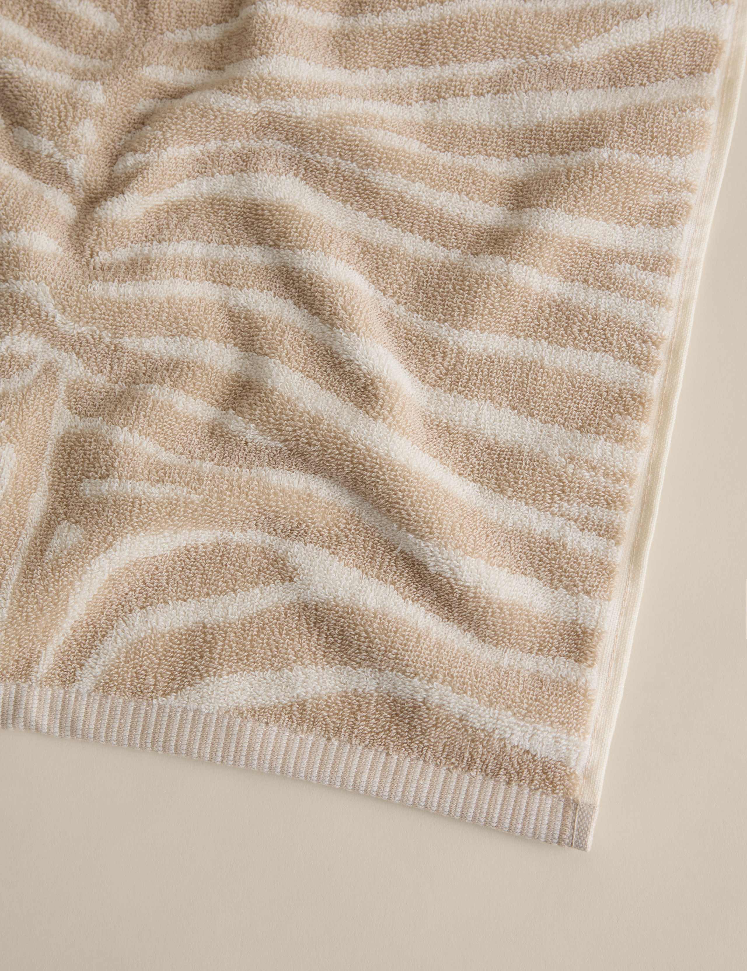 Zebra patterned cotton towel 550gsm, UK version
