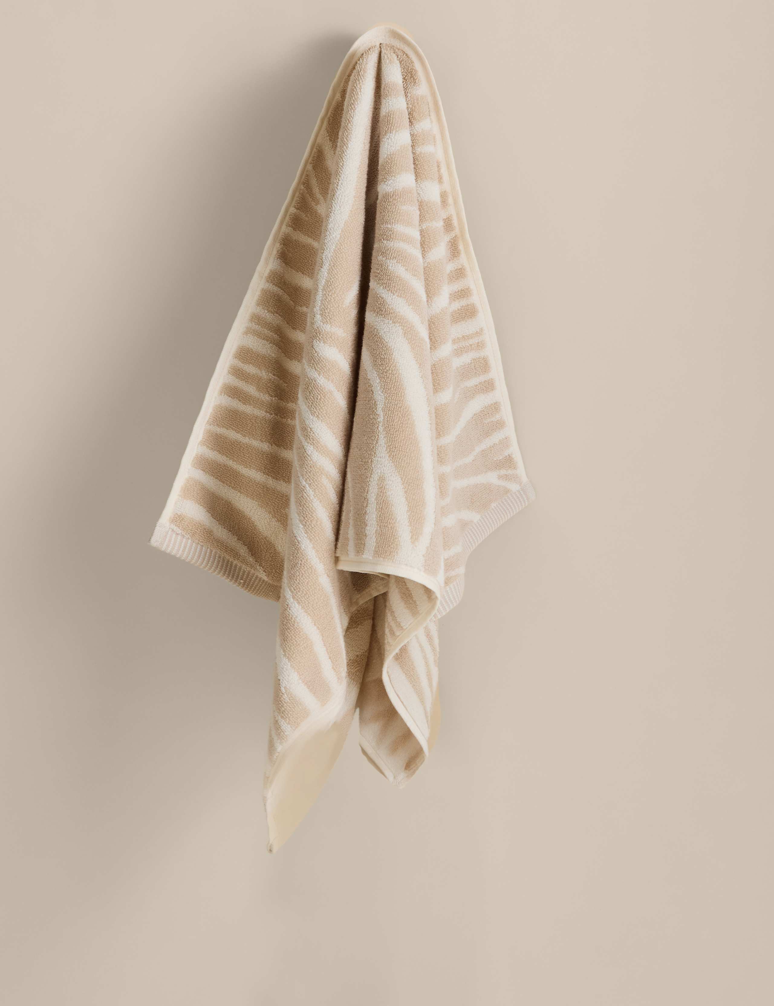 Zebra patterned cotton towel 550gsm, UK version