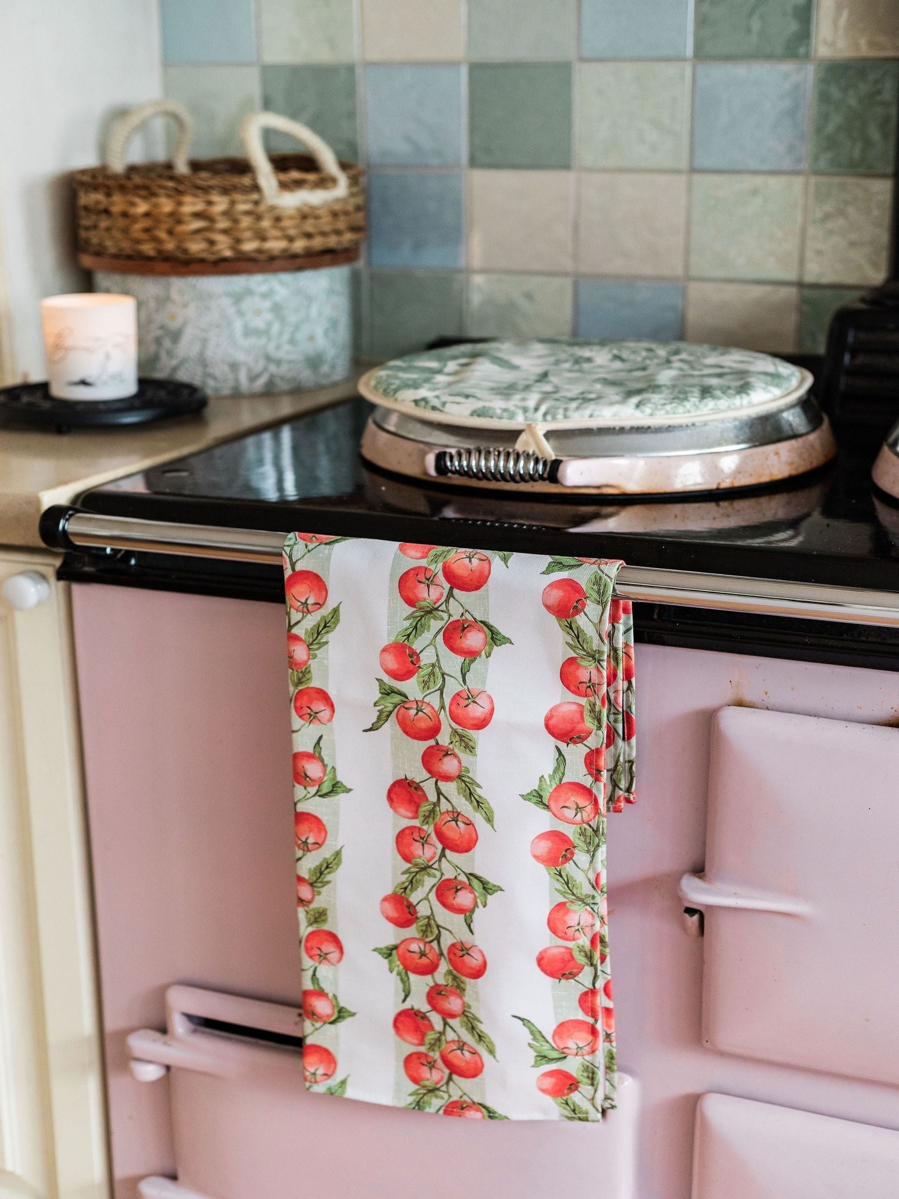 Avalon Home red vine tomato tea towel 45x68cm, imported from the UK