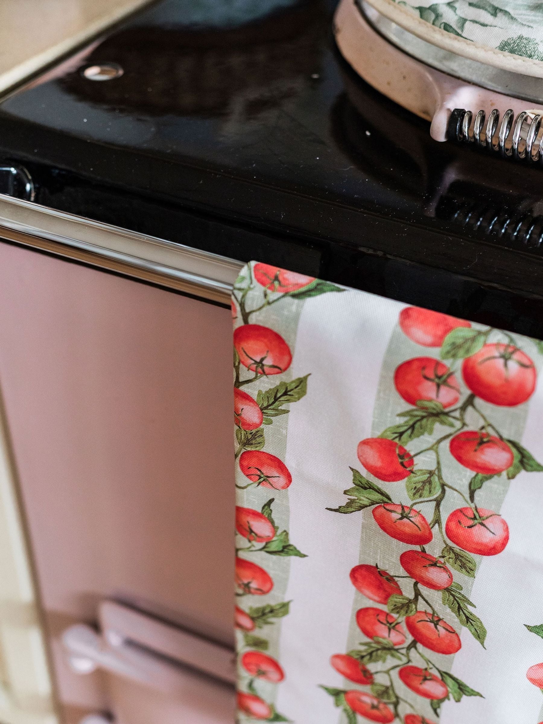 Avalon Home red vine tomato tea towel 45x68cm, imported from the UK