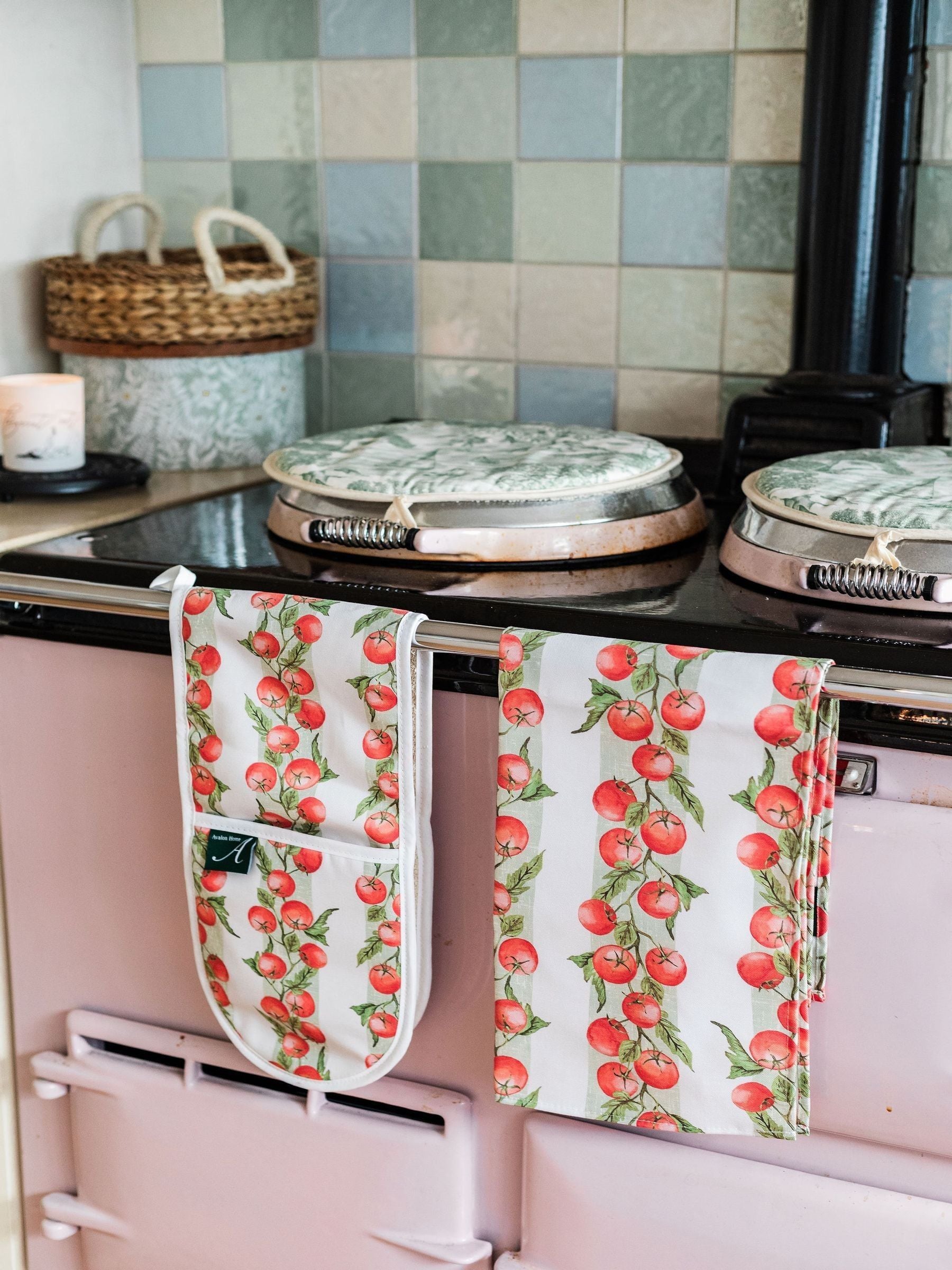 Avalon Home red vine tomato tea towel 45x68cm, imported from the UK