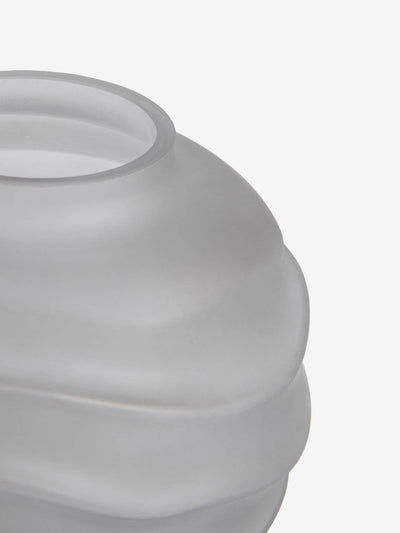 Vase en verre dépoli gris rond Lipsy – 16 x 18 x 18 cm