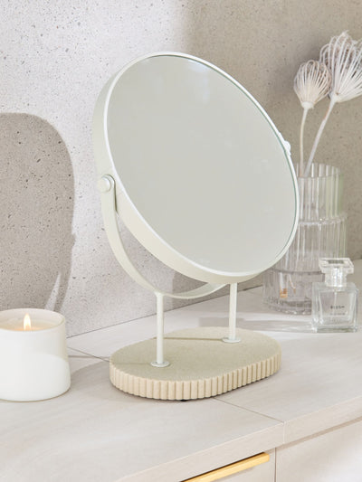 Miroir de table côtelé en résine naturelle Next, grossissement 5x, hauteur 38,5 cm - Achetez en ligne sur McGrocer
