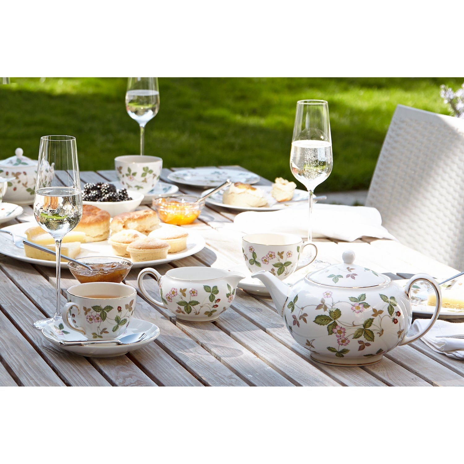 Wedgwood Wild Strawberry bone china coffee cup and saucer 162ml - British product