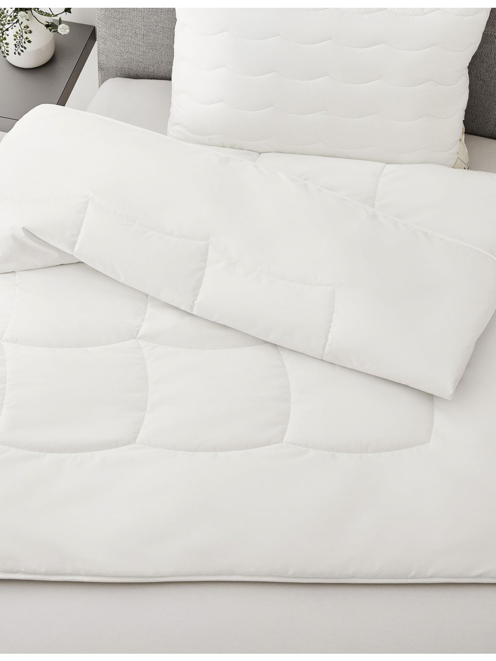 Brinkhaus Aerelle 4.5 tog hollowfibre duvet - British product