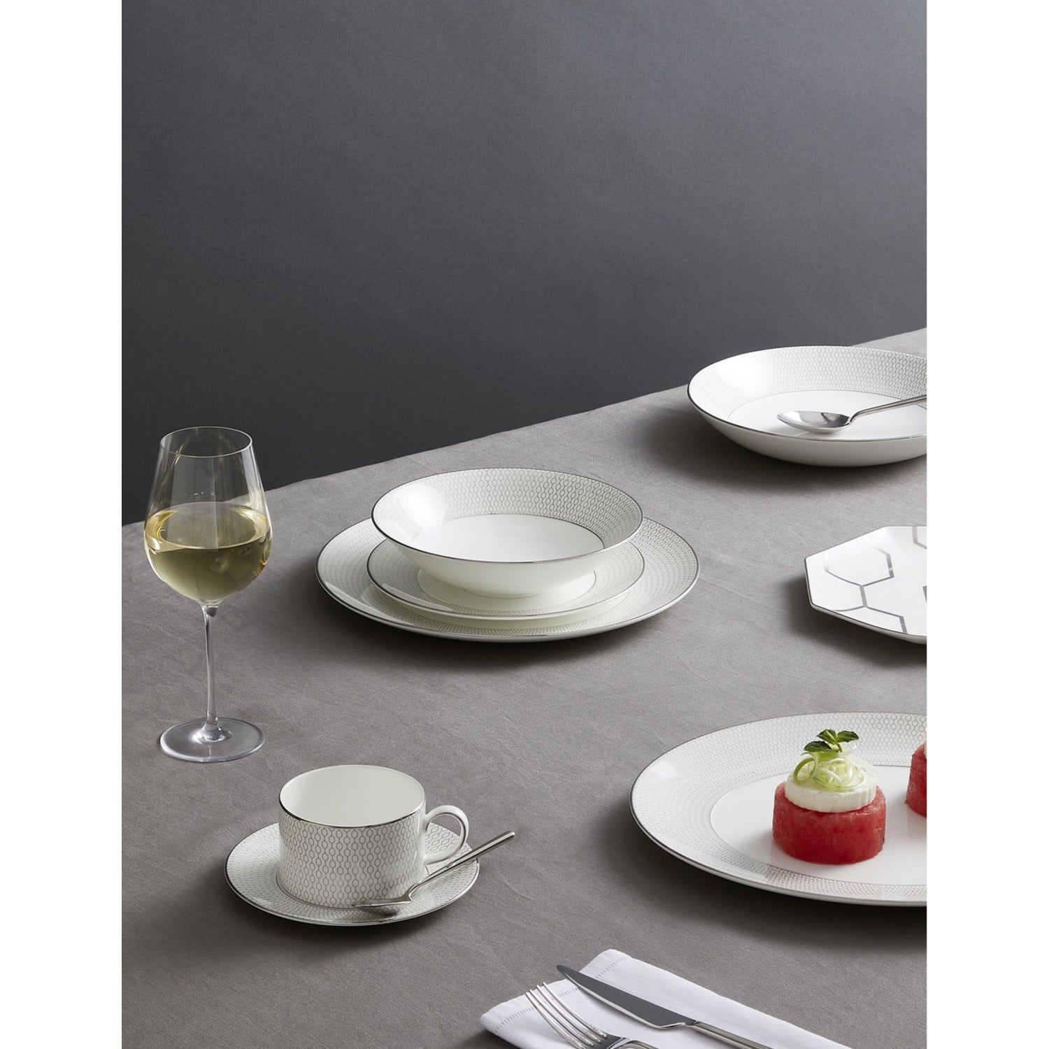 Wedgwood Gio Platinum bone china plate 20cm, imported from the UK