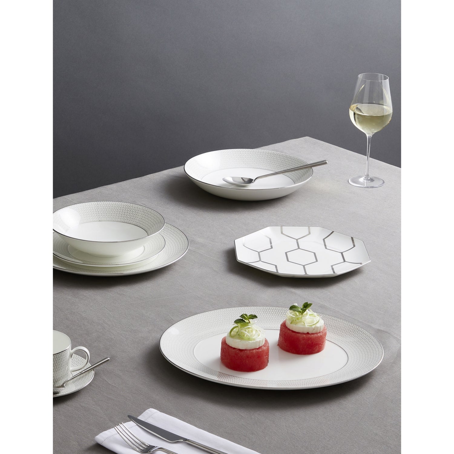 Wedgwood Gio Platinum bone china plate 23cm, UK version