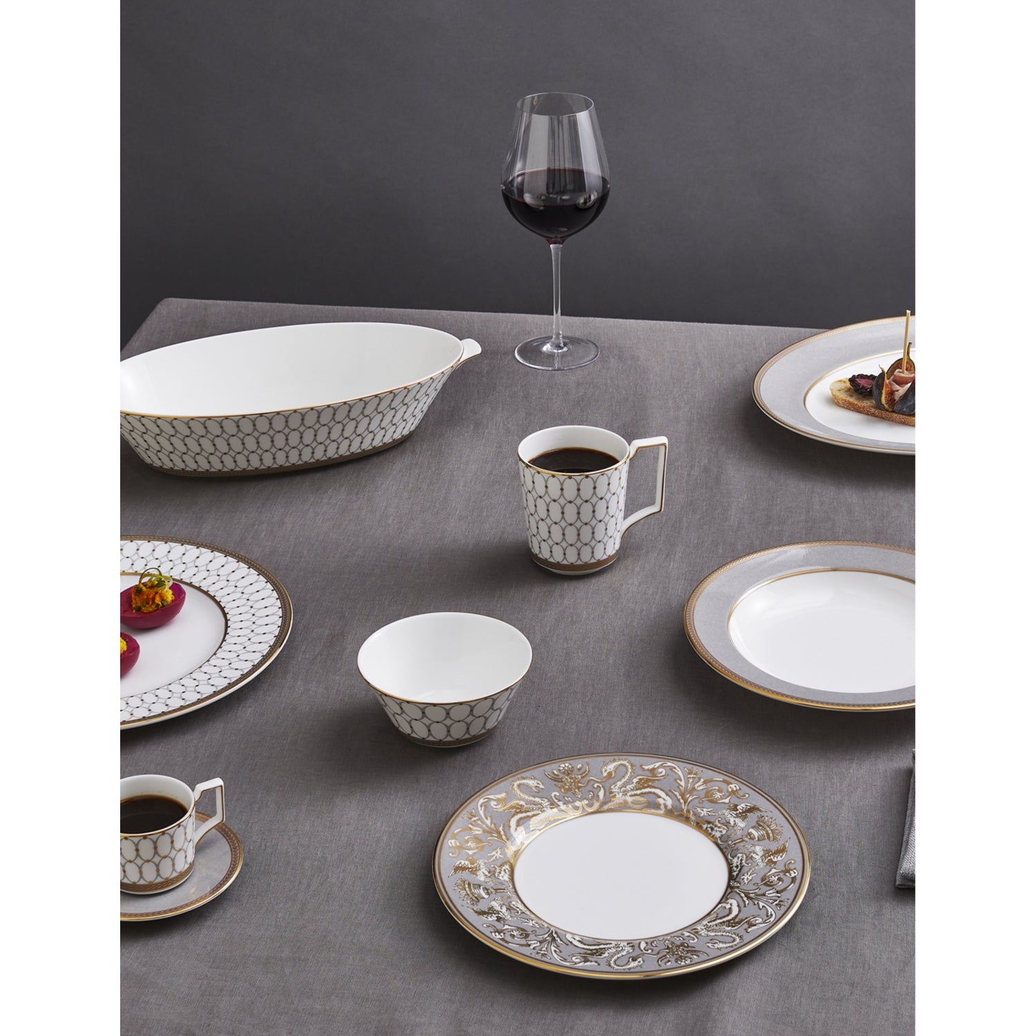 Wedgewood bone china plate Renaissance Gold 20cm, imported from the UK