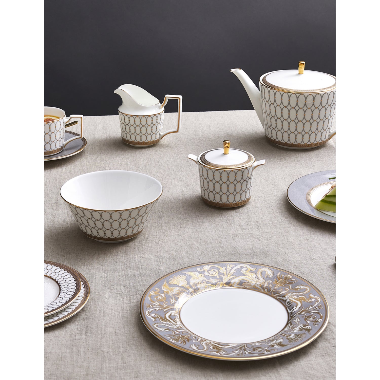 Wedgwood bone china plate Renaissance Gold 17cm - British product
