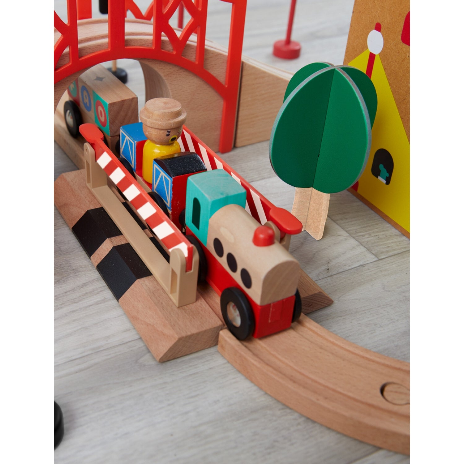 FAO Schwarz Train Town wooden train track playset 51 pieces (British brand)