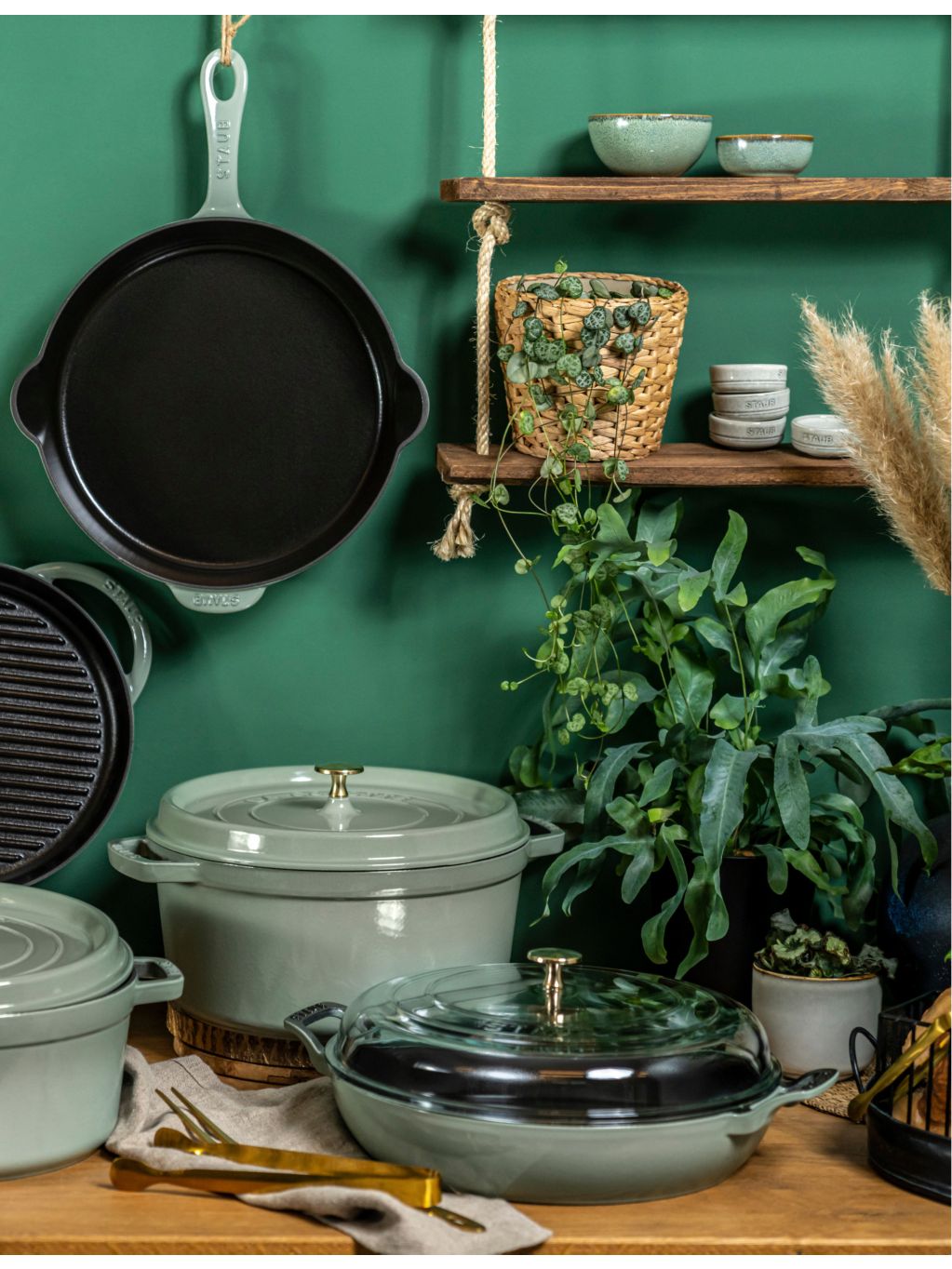 Staub enamel-coated cast-iron frypan 32cm, UK version