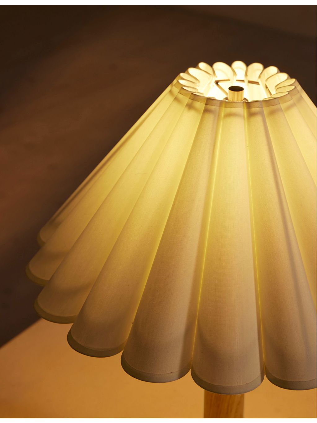 Soho Home Ferguson table lamp linen and oak 44cm - British product