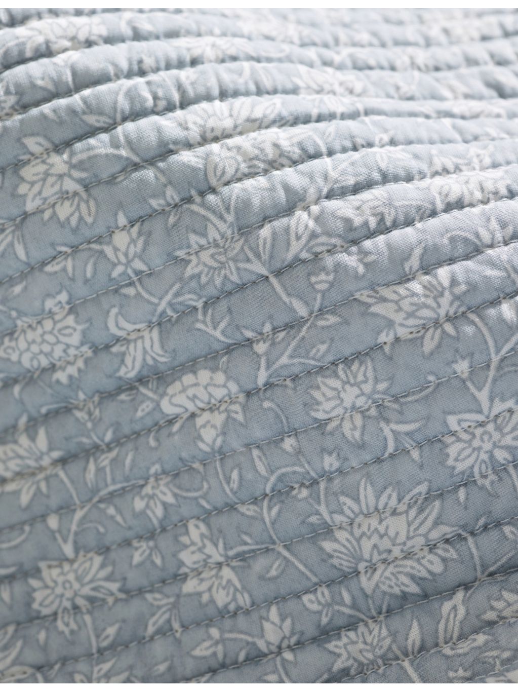 The White Company floral-print super king cotton quilt (British brand)