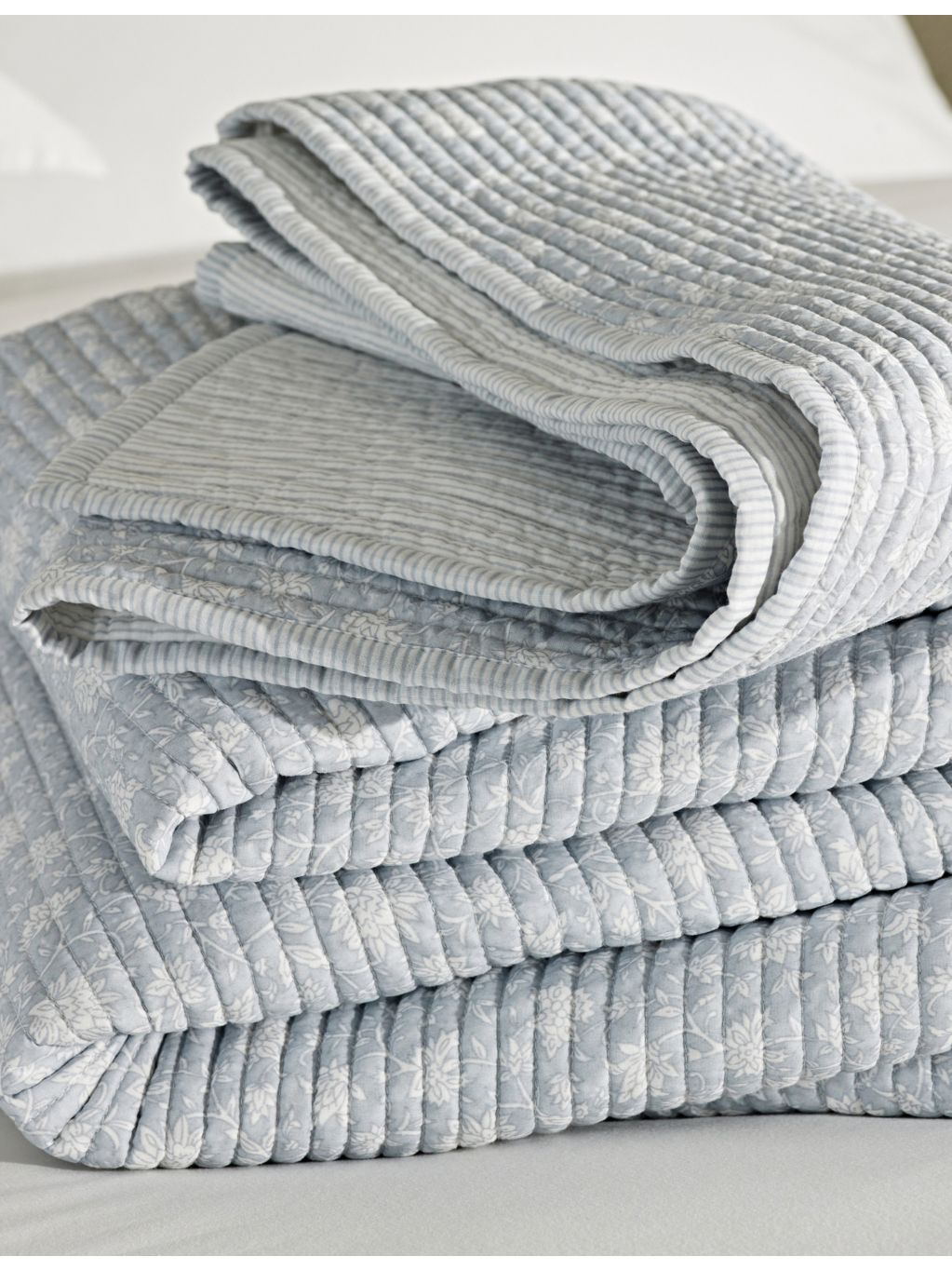 The White Company floral-print super king cotton quilt (British brand)