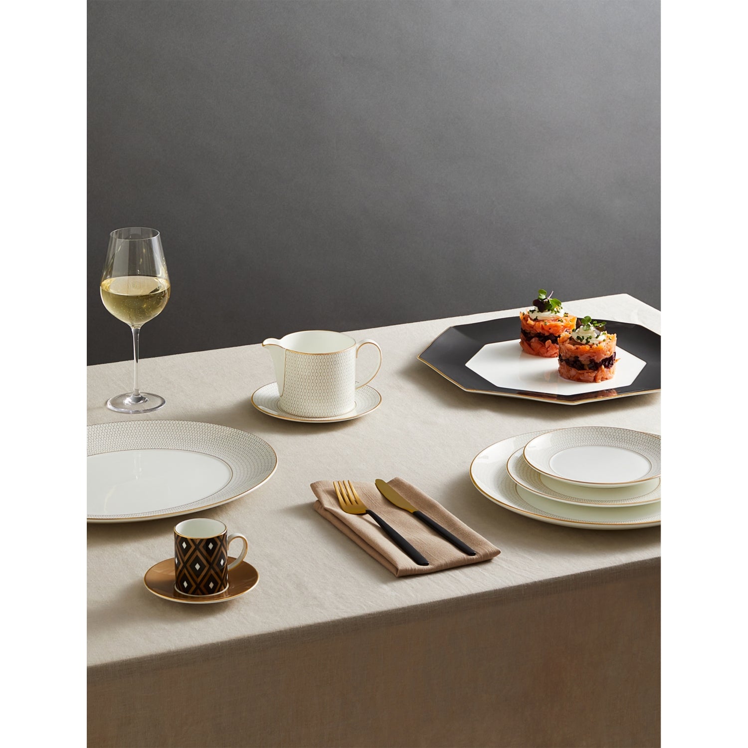 Wedgwood Gio Gold bone china deep plate 22cm, UK version