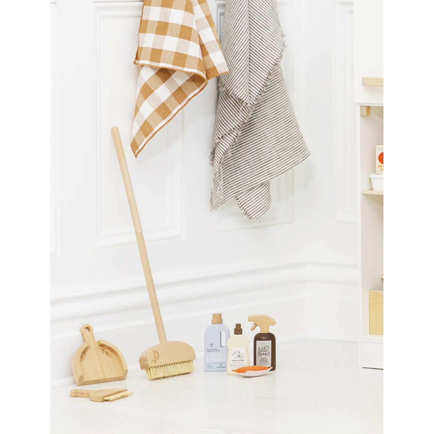 Le Toy Van wooden cleaning playset 52cm - British product