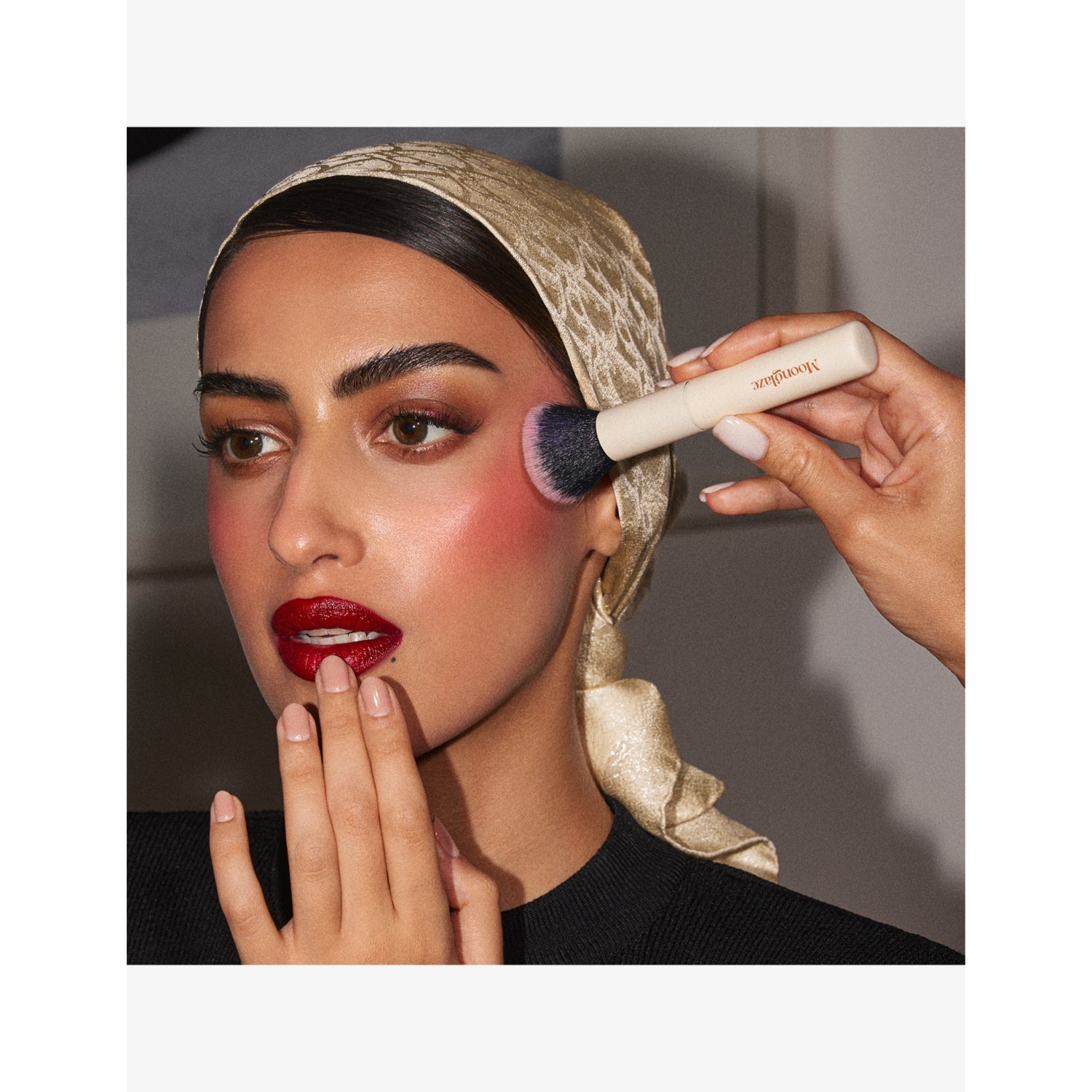 Moonglaze multi-use make-up brush 29g - British product