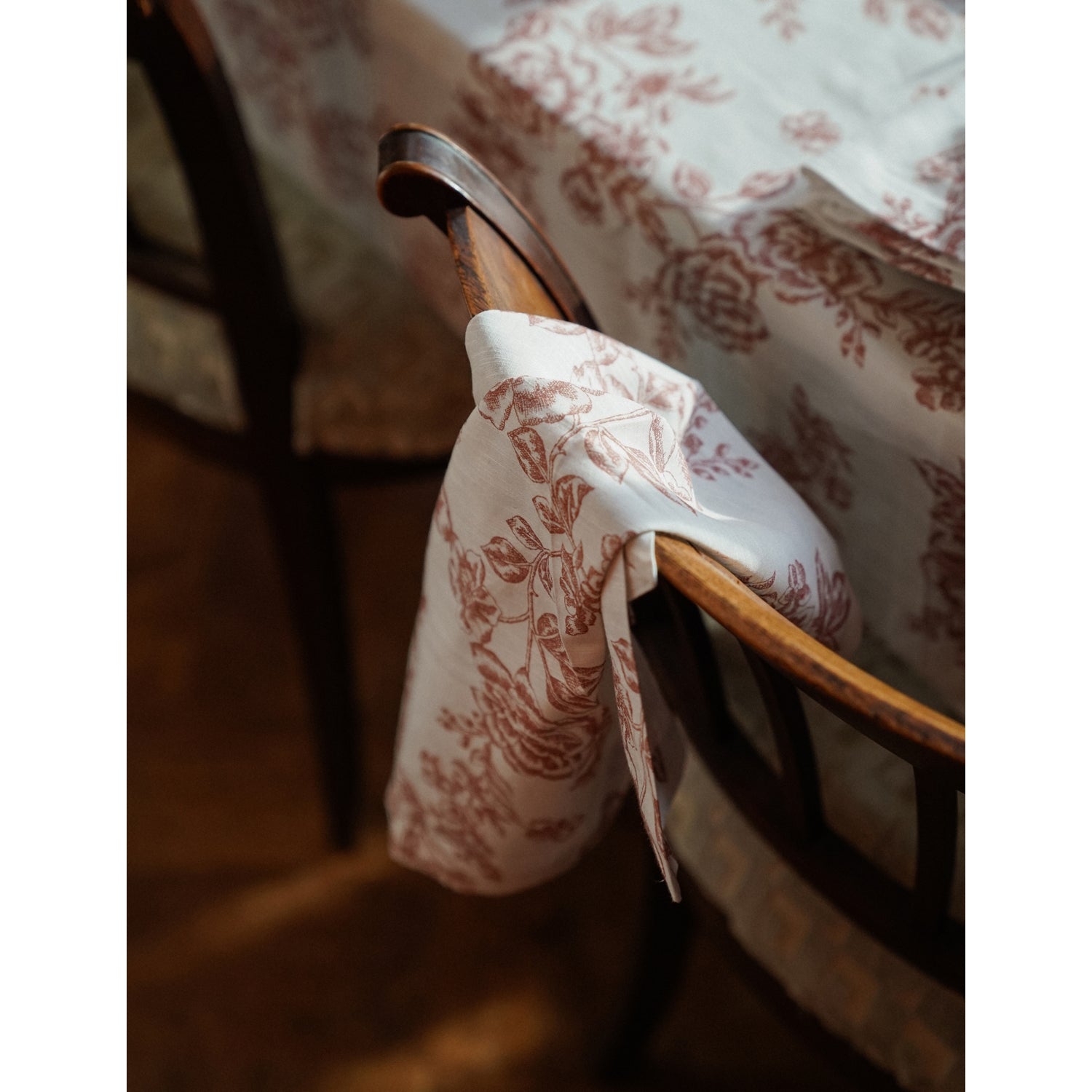 Anna+Nina cotton tablecloth with rose floral pattern, UK version