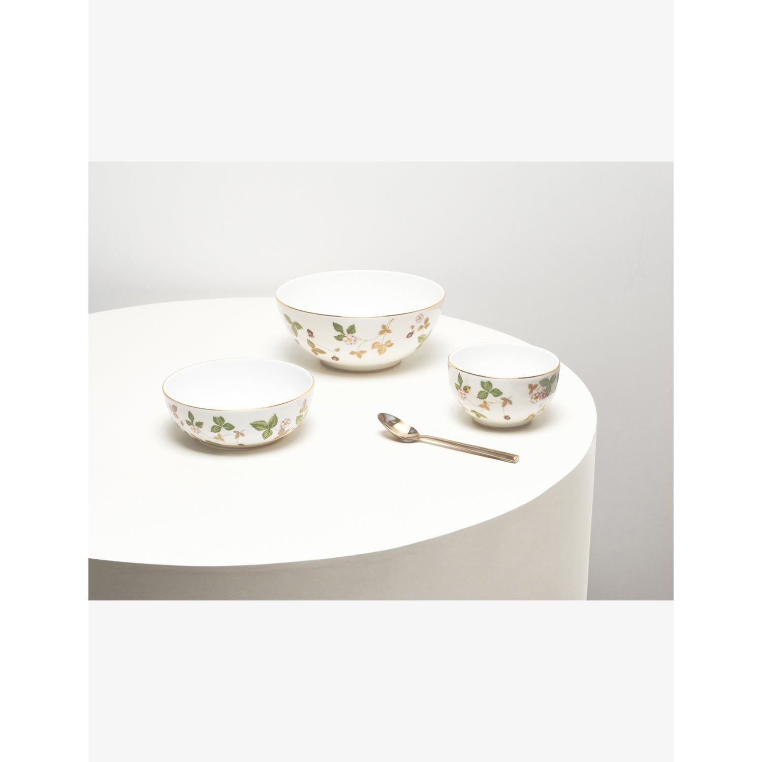 Wedgwood bone china bowl Wild Strawberry 18cm, imported from the UK