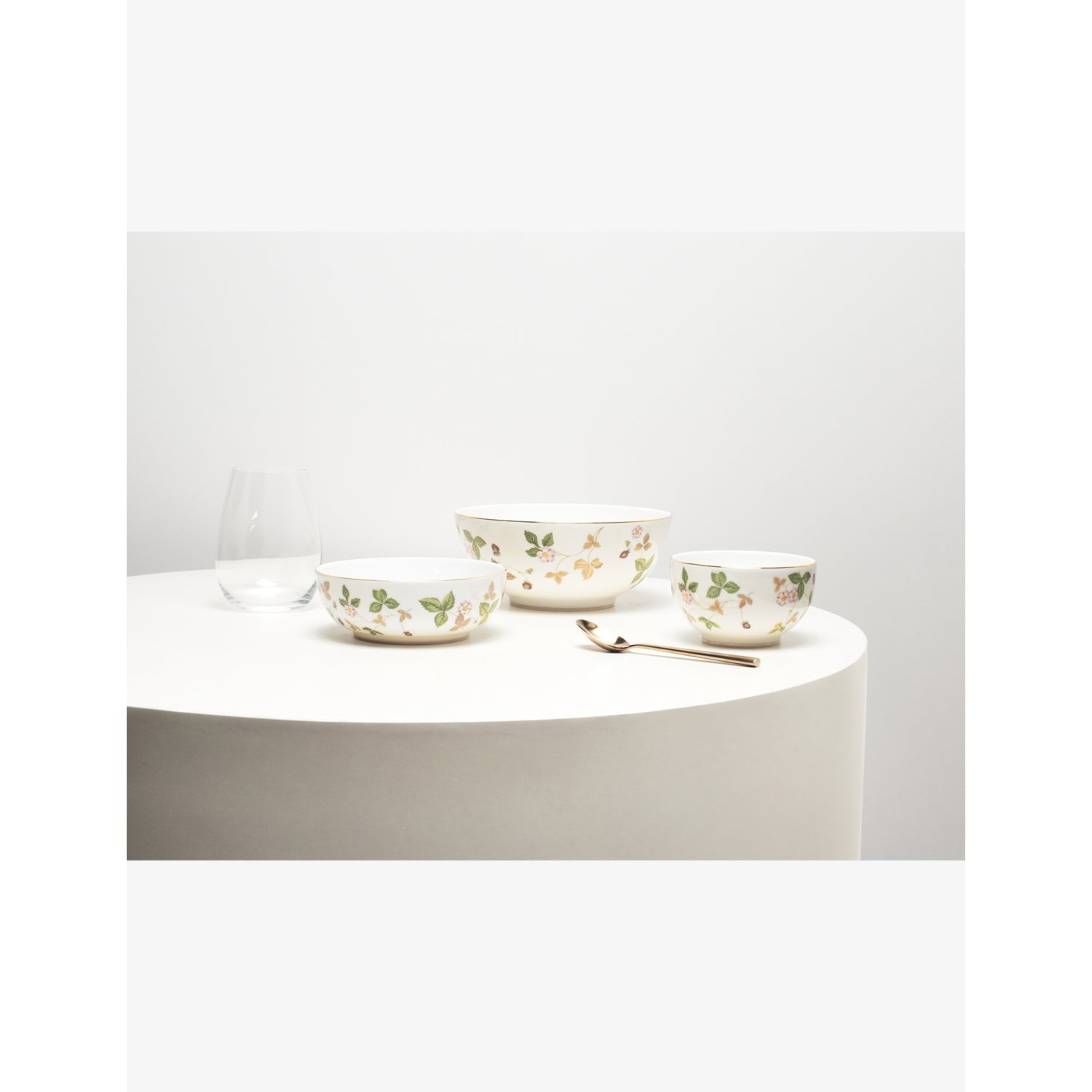 Wedgwood bone china bowl Wild Strawberry 18cm, imported from the UK