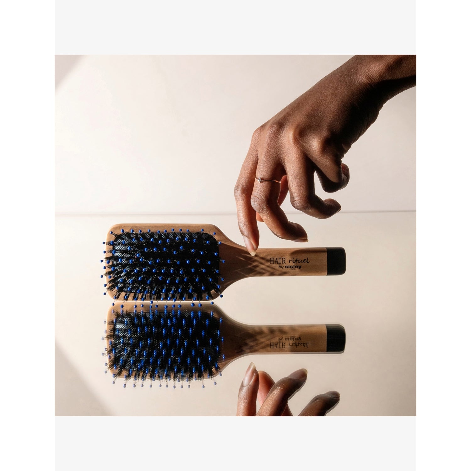 Sisley La Petite Brosse Brillance & Douceur hair brush (British brand)