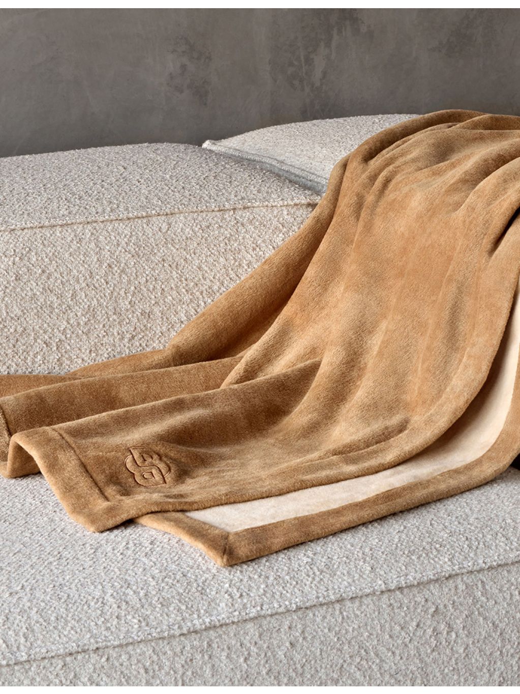 BOSS Reverso logo-embroidered throw 170cm x 130cm - British product