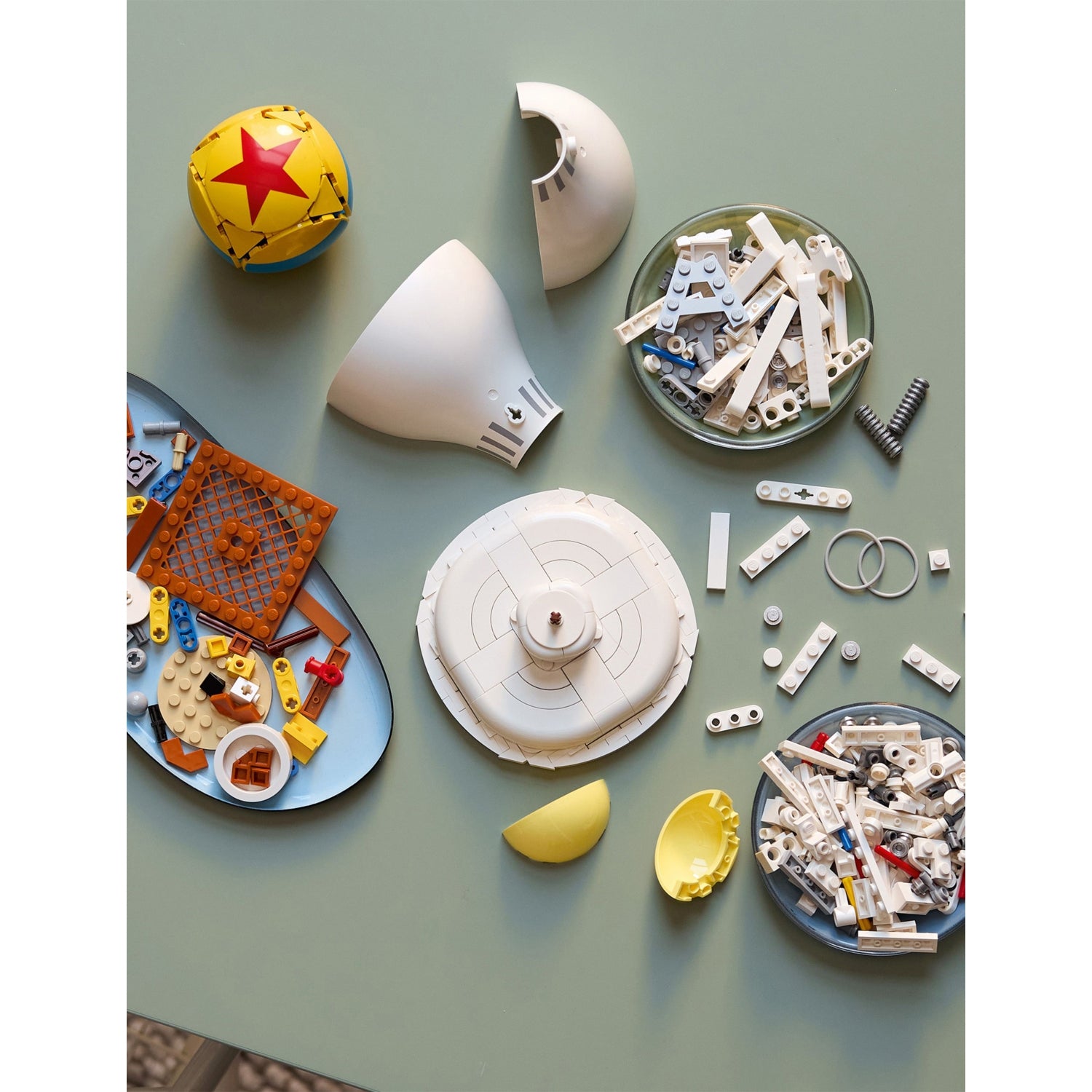 LEGO Ideas Luxo Jr. building set 613 pieces - British product
