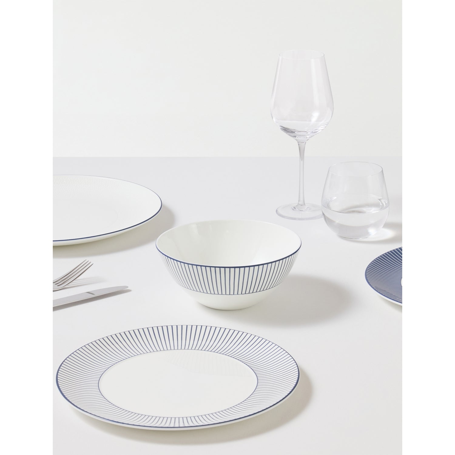 Wedgwood Gio Line bone-china plate 28cm - British product