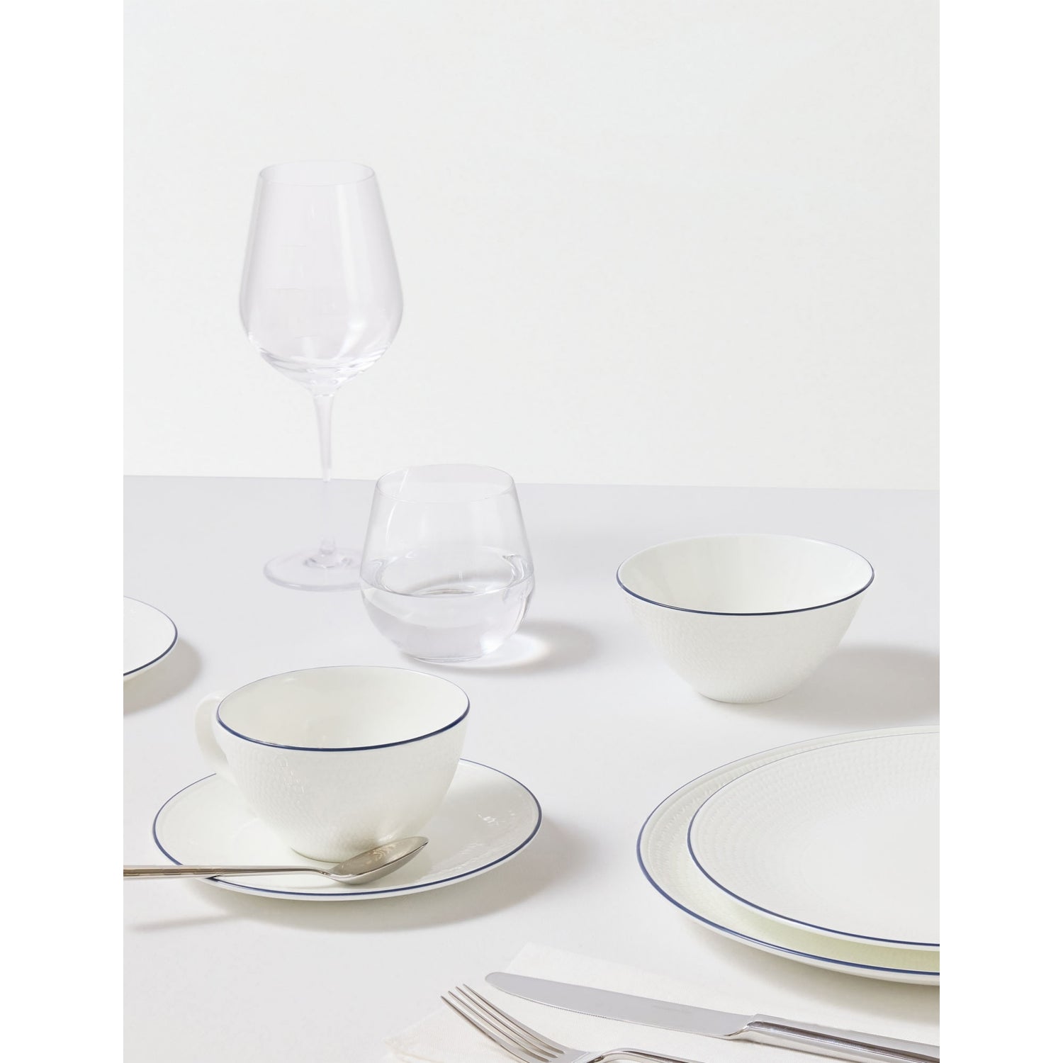 Wedgwood Gio bone china plate 17cm, imported from the UK