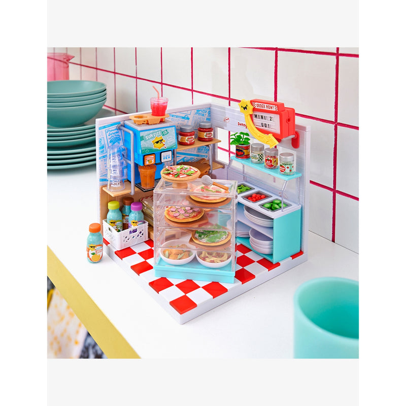 Miniverse Pizza Red Room Starter Pack Playset, UK version