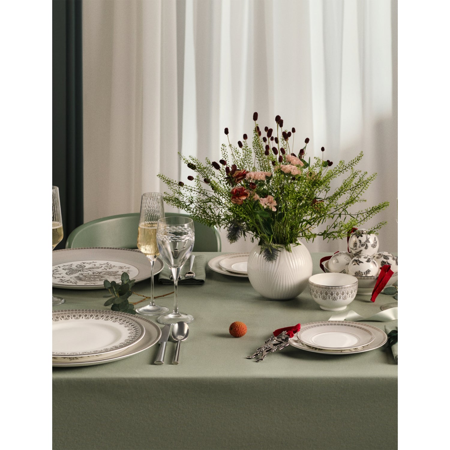 Wedgwood Silver Tonquin bone china plate 34cm - British product