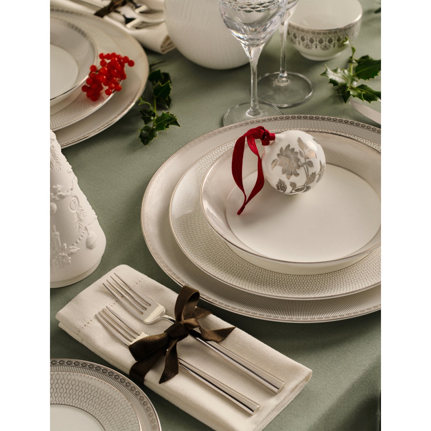 Wedgwood Silver Tonquin bone china plate 34cm - British product