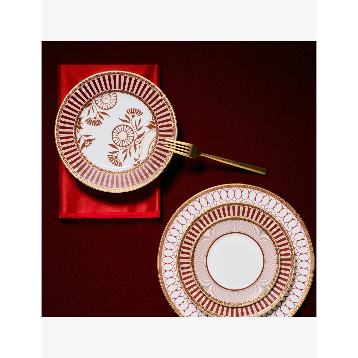 Wedgwood Red Splendour bone china charger plate 34cm, UK version